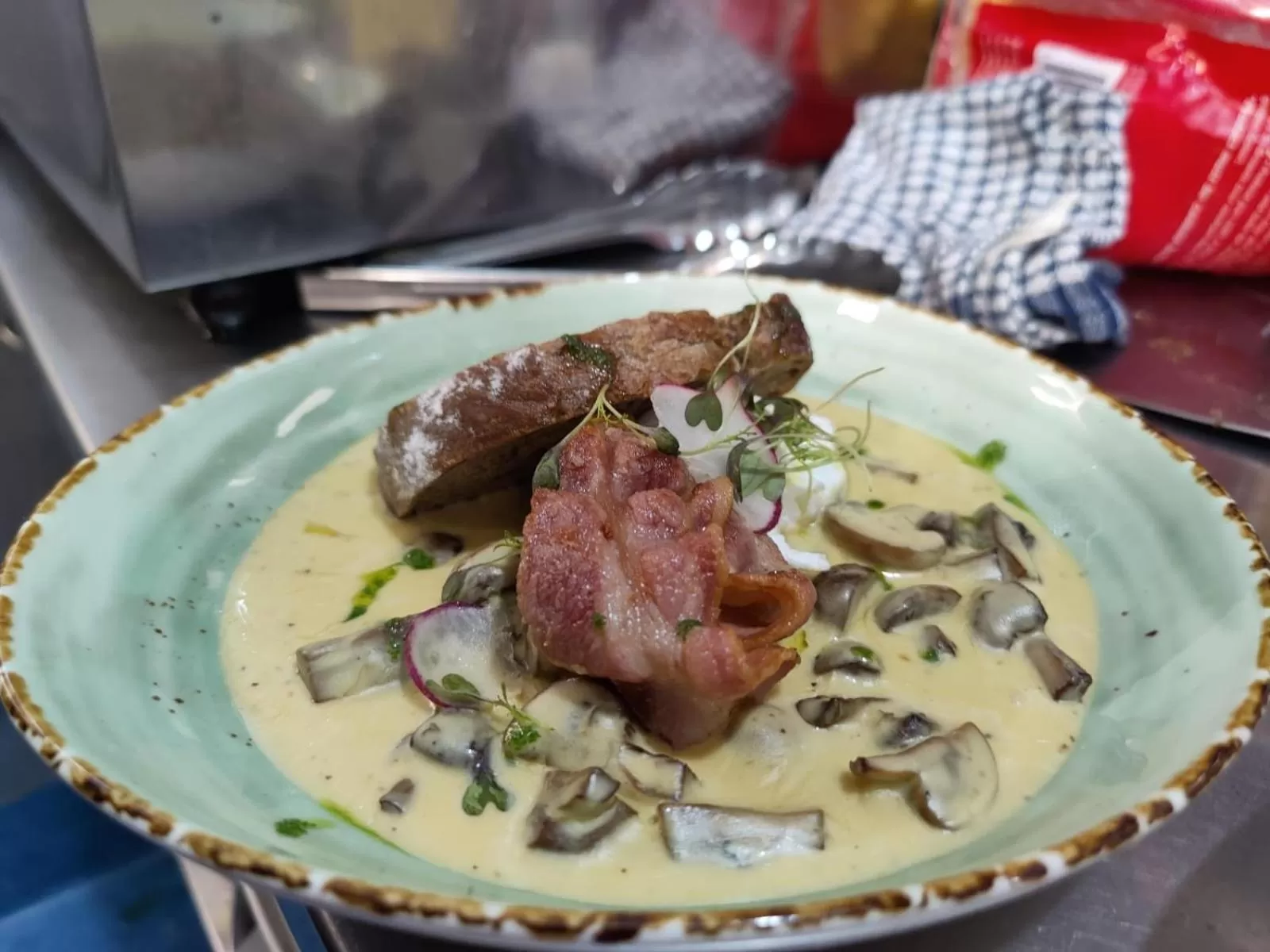 Restaurant/places to eat in Masonic Hotel