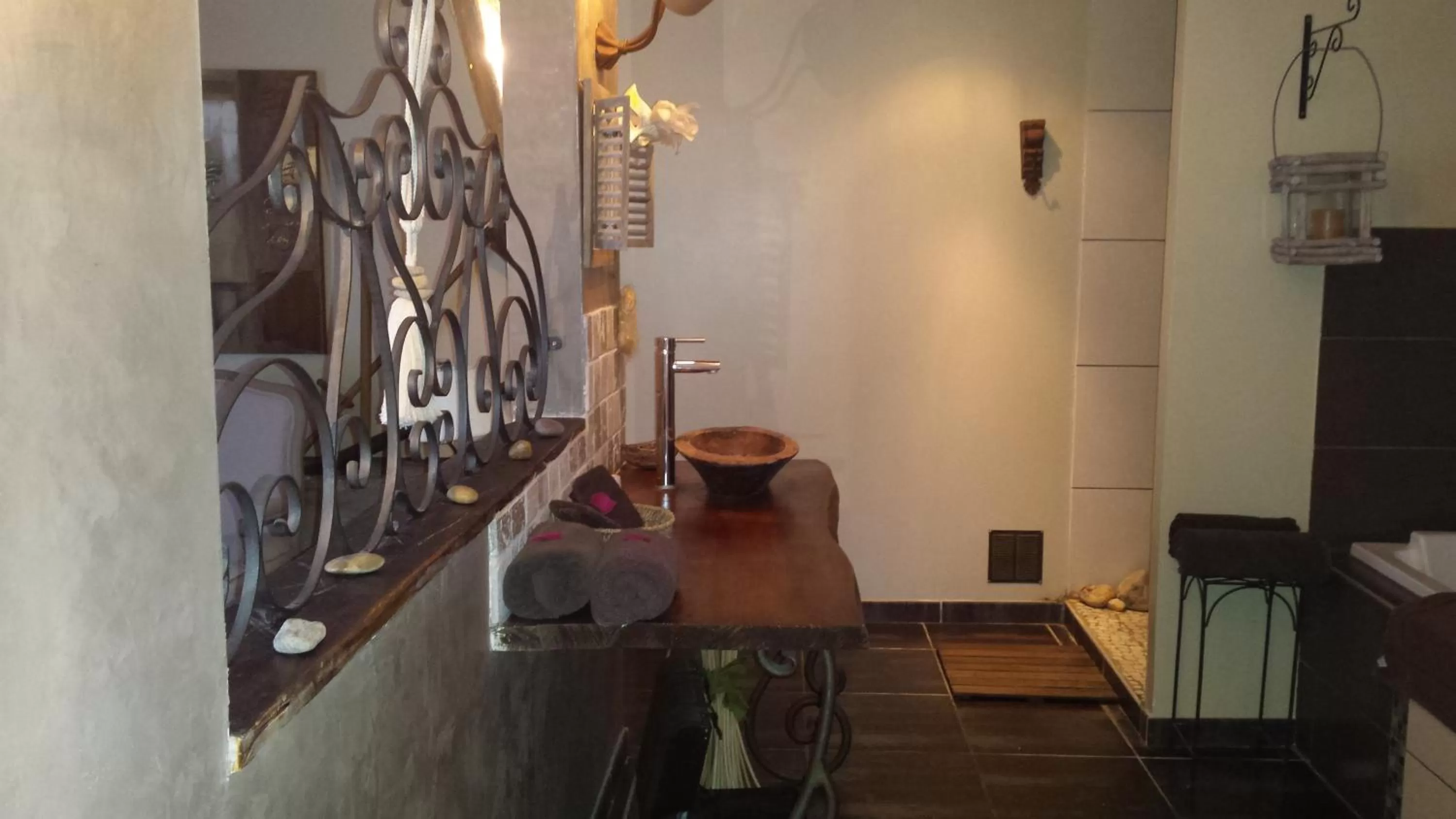 Bathroom in Secret d'une Nuit a vicq prės de valenciennes,onnaing,saint saulve avec piscine , jaccuzi