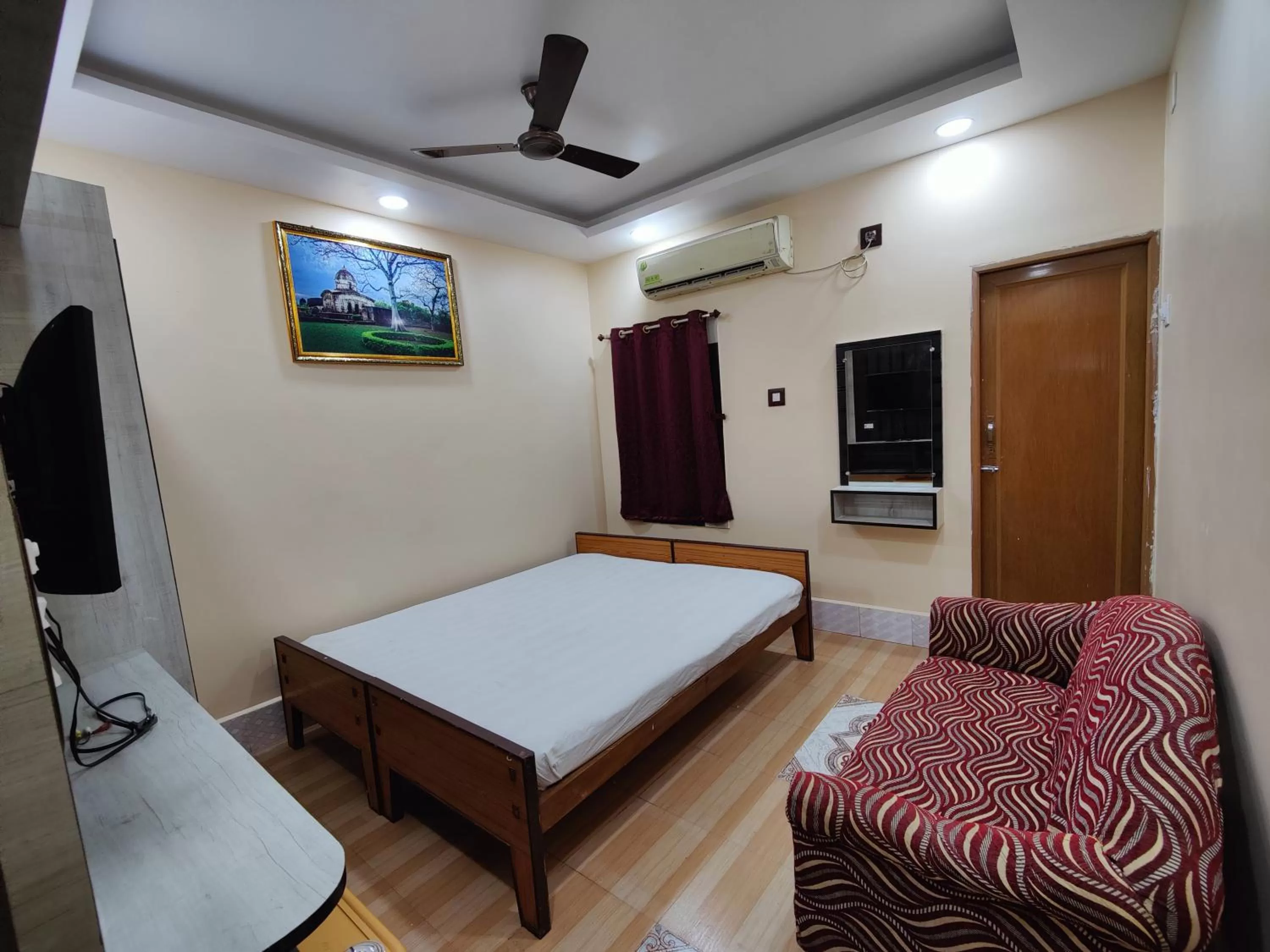 Photo of the whole room, Bed in Monalisa Lodge