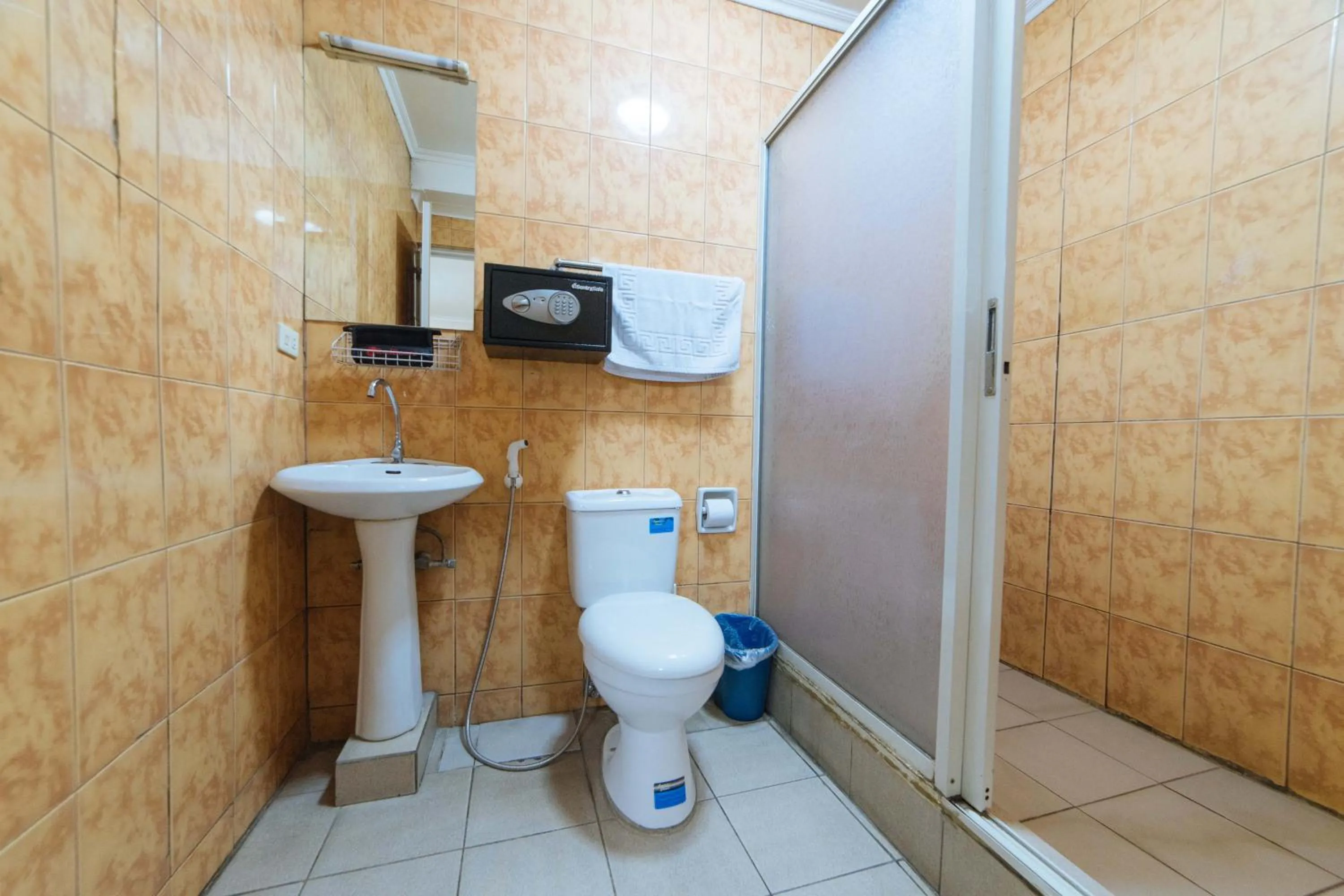 Shower in RedDoorz @ Clarkview 21st Street Angeles City