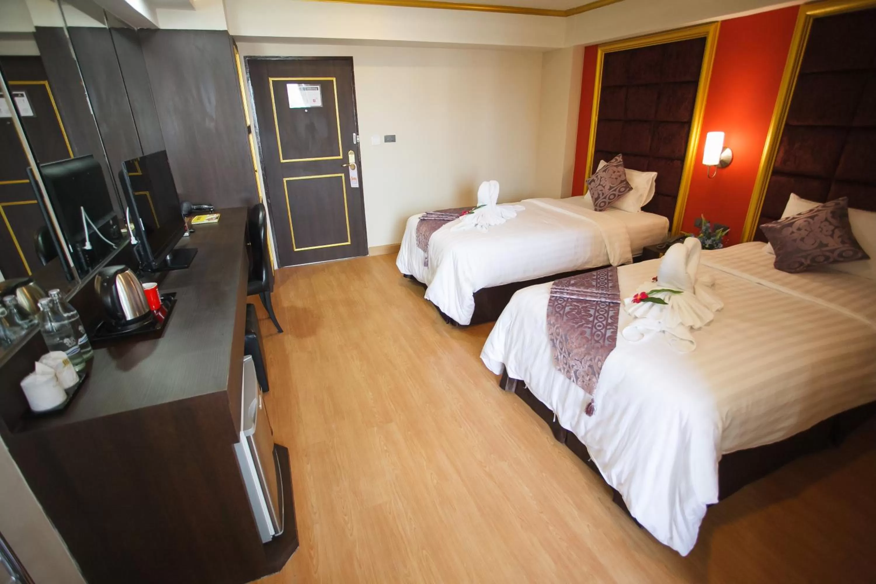 Bedroom, Bed in Grand Pink Hotel Hatyai