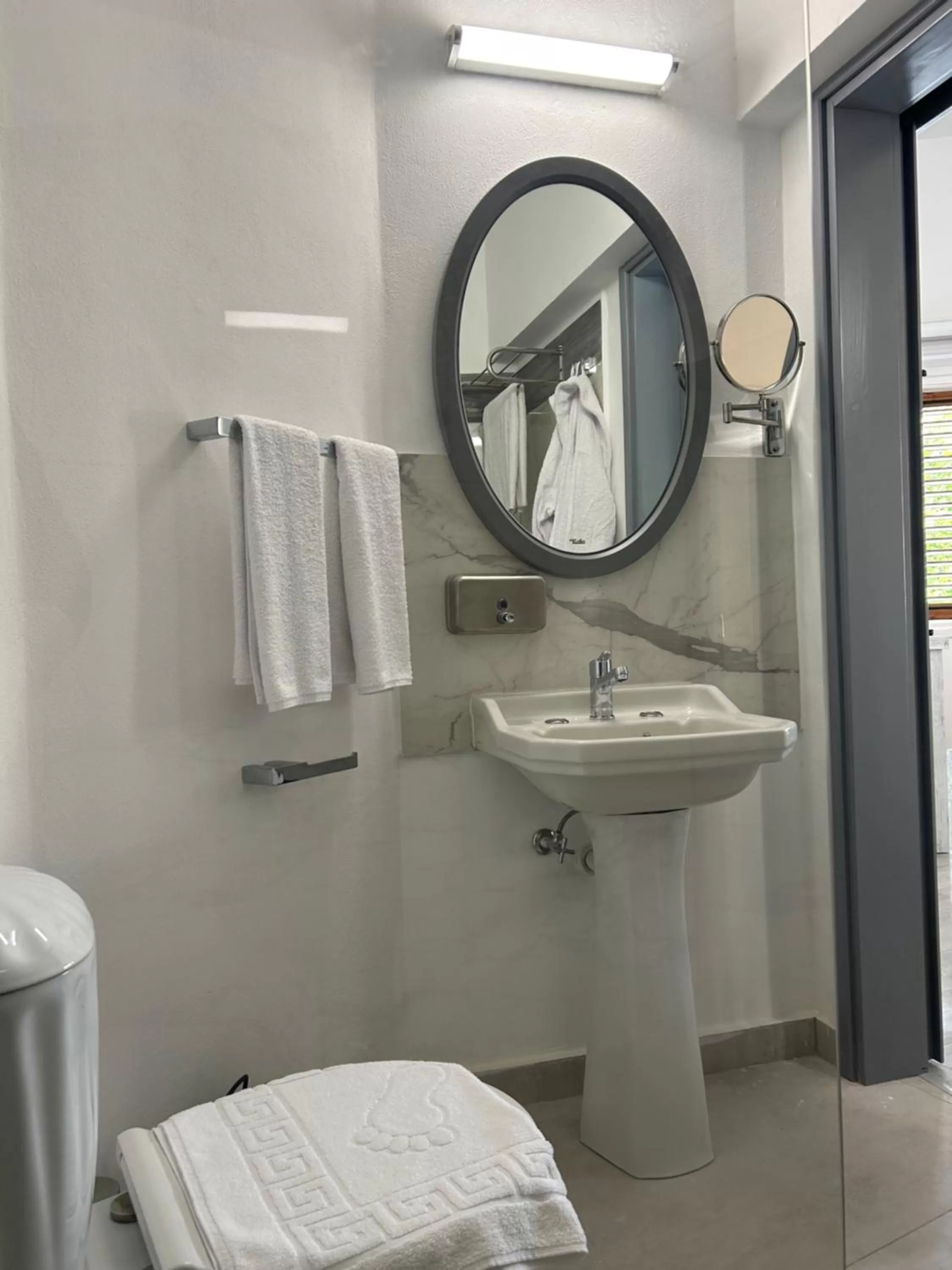 Bathroom in Royal Goddess Guest House, Walled City