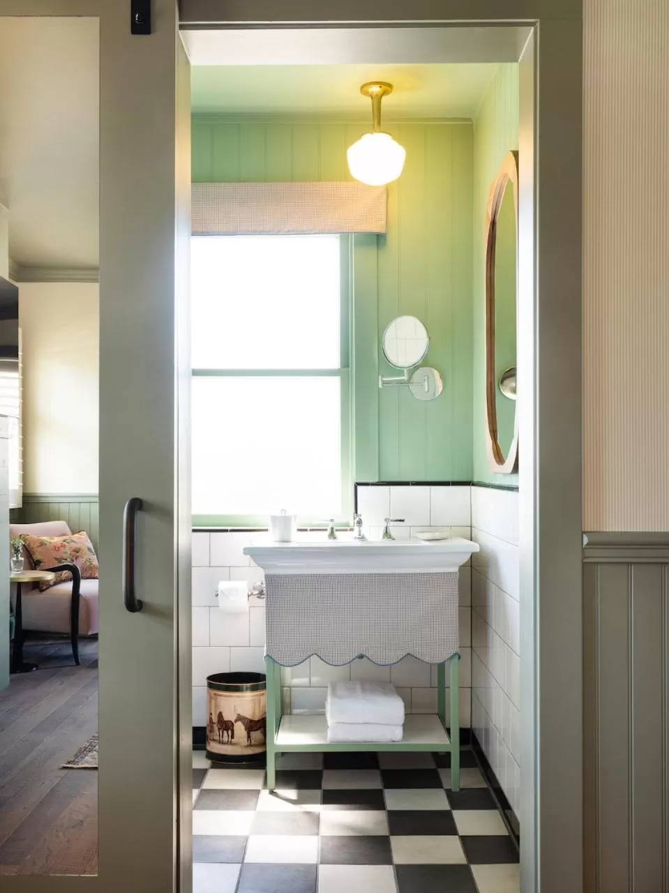 Bathroom, Bed in Le Petit Pali at 8th Ave