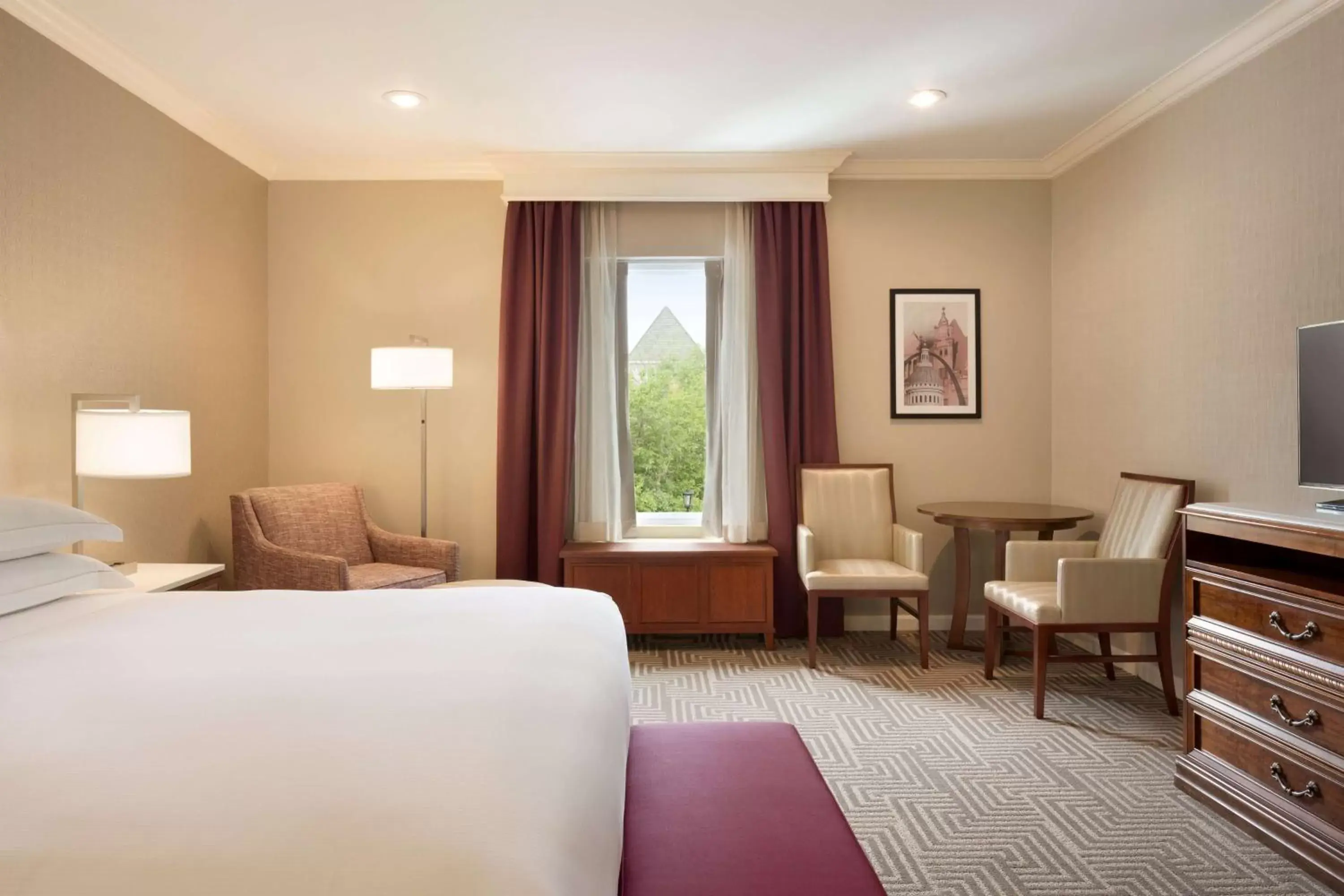 Deluxe King Room in Hilton St. Louis Frontenac Deluxe King Room in Hilton St. Louis Frontenac