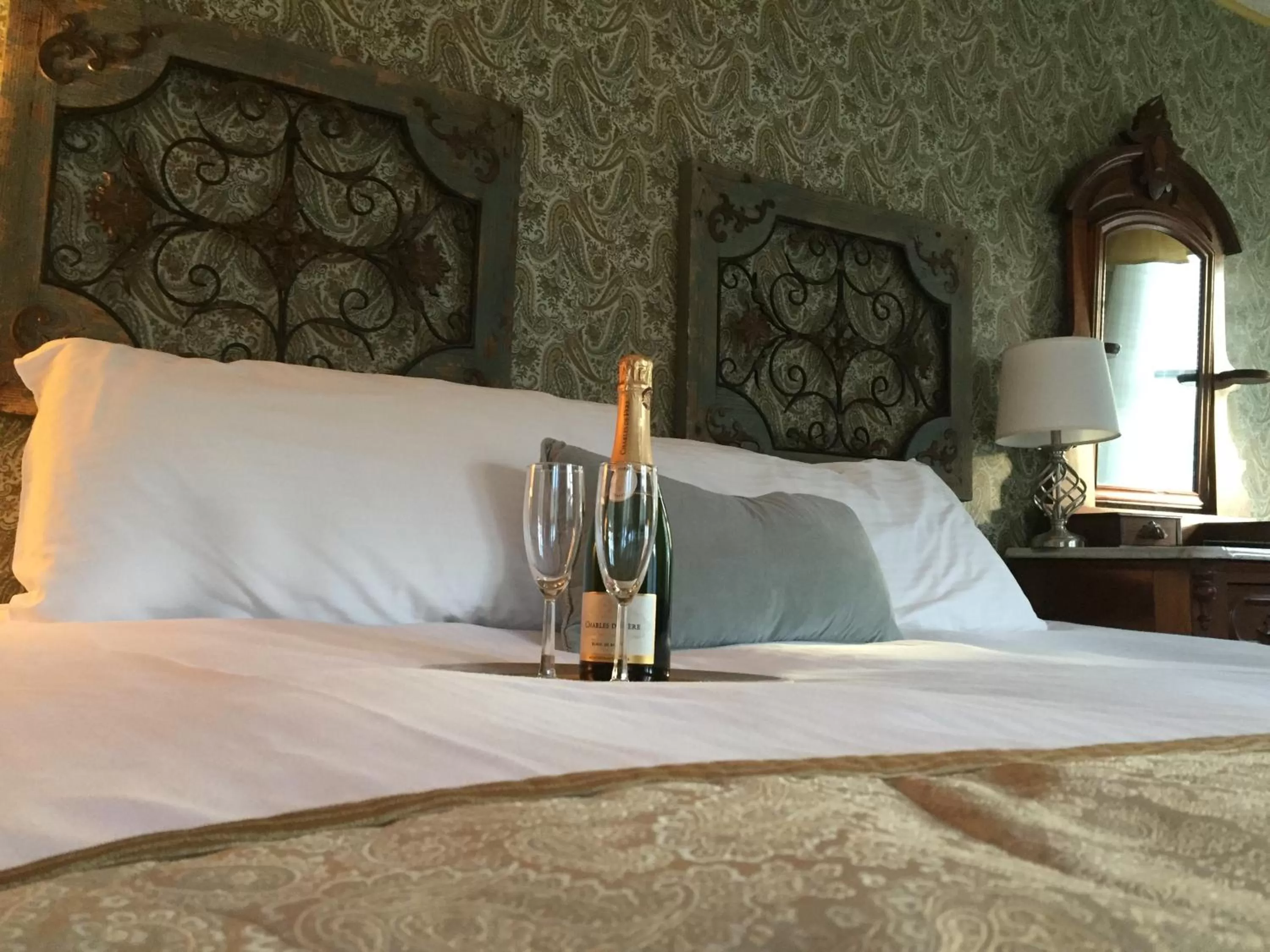 Bed in The Frogtown Inn