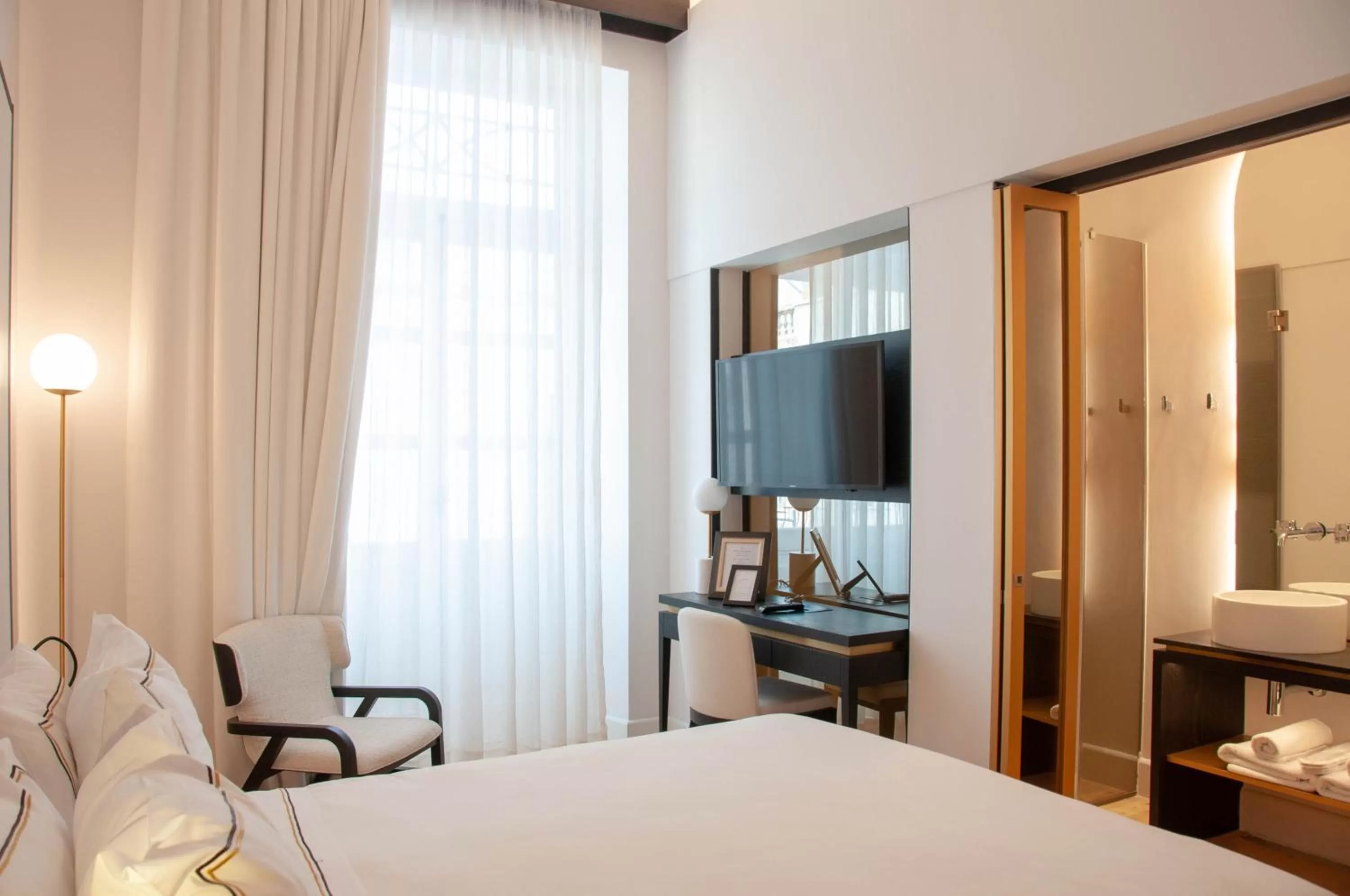 Communal lounge/ TV room, Bed in S Paul City Hotel