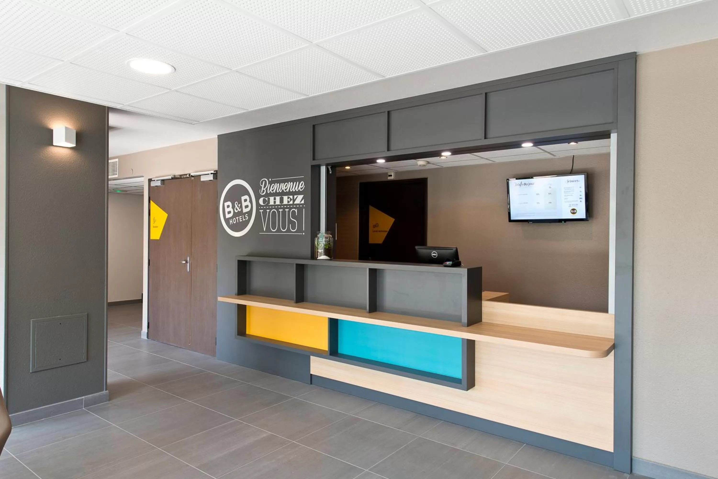 Lobby or reception in B&B HOTEL Pau Zénith