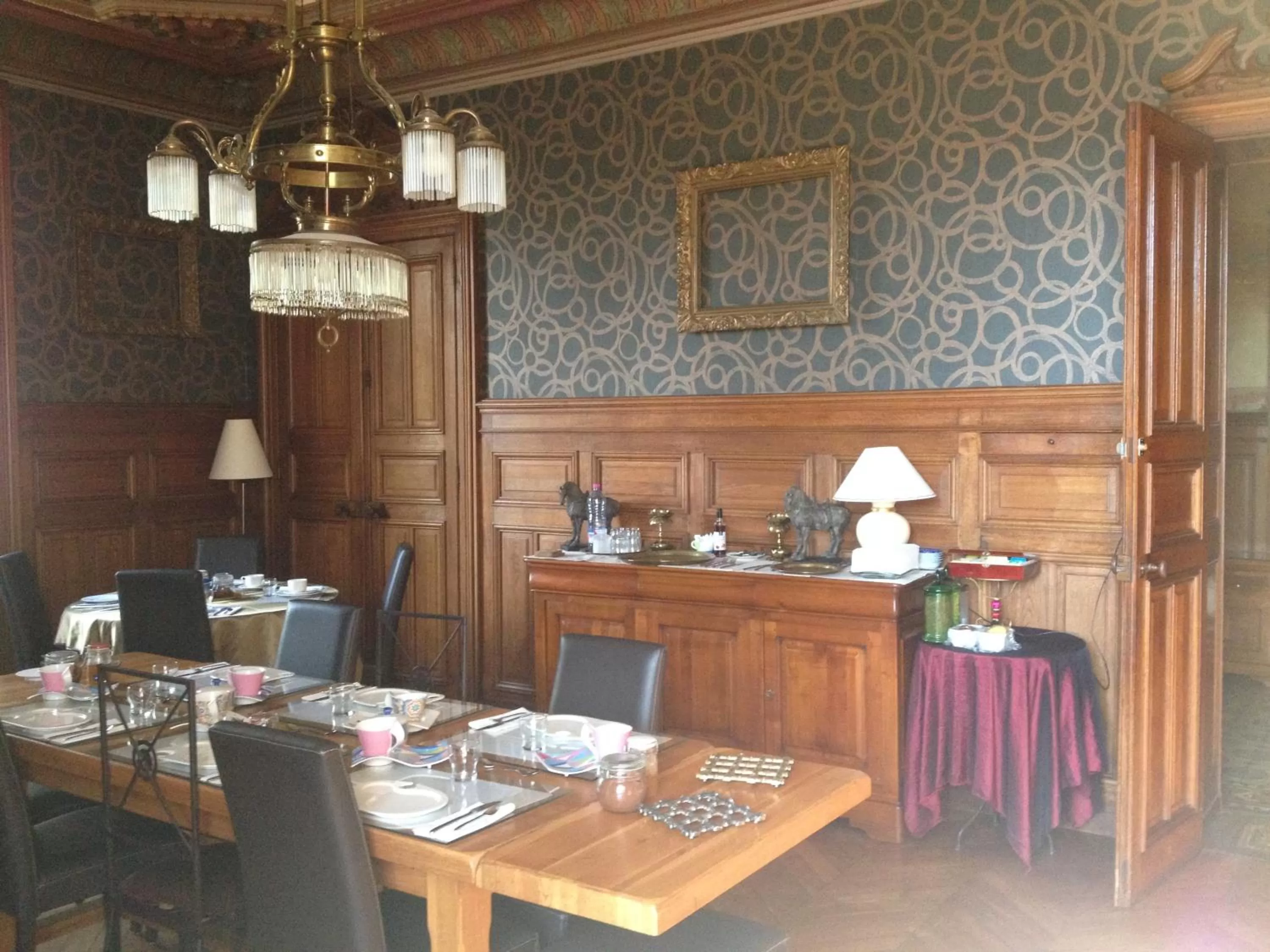 Restaurant/places to eat in Villa Primerose