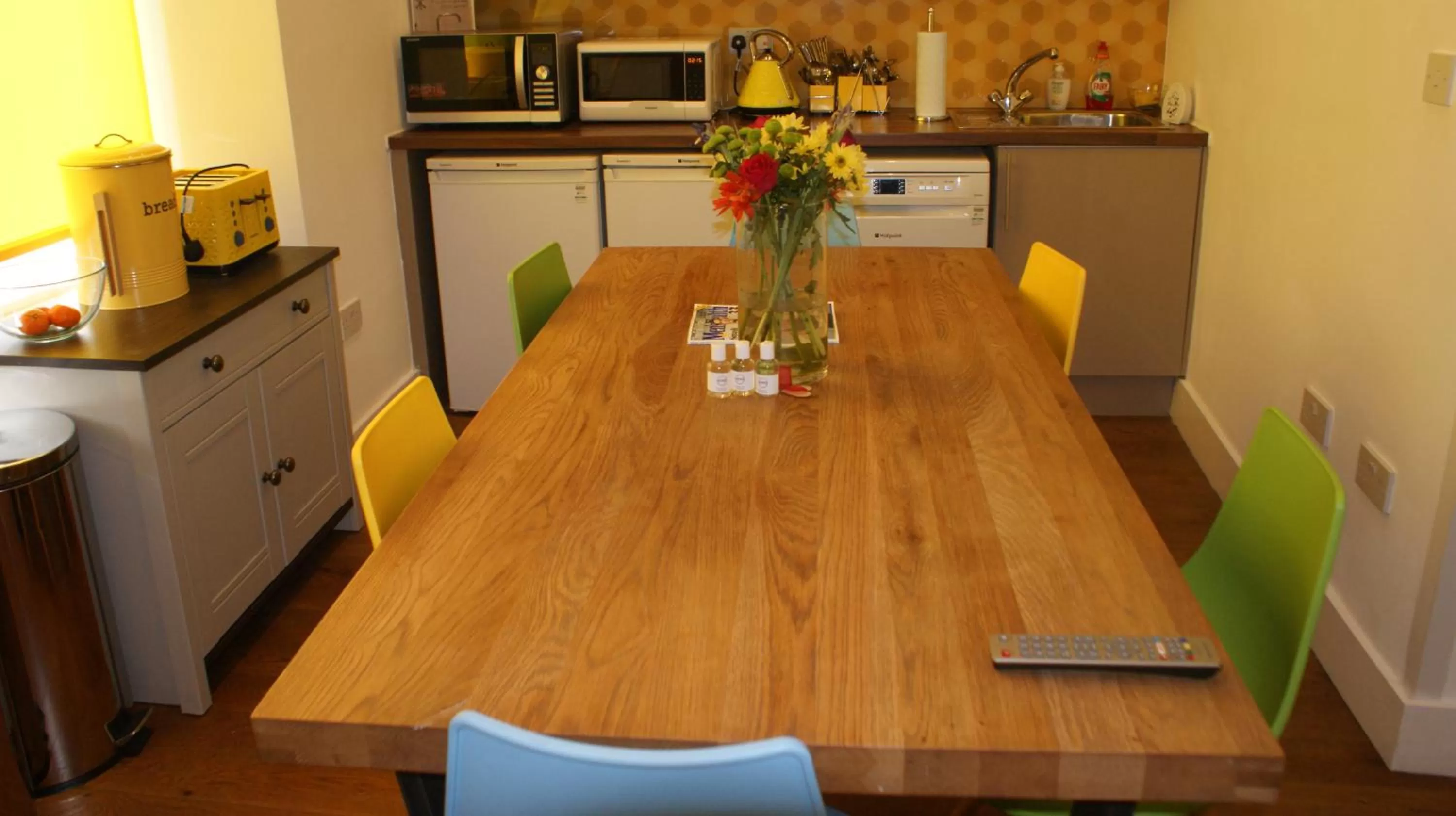 Kitchen or kitchenette, Dining Area in TiTiwangsa One Accomodation at Paddington