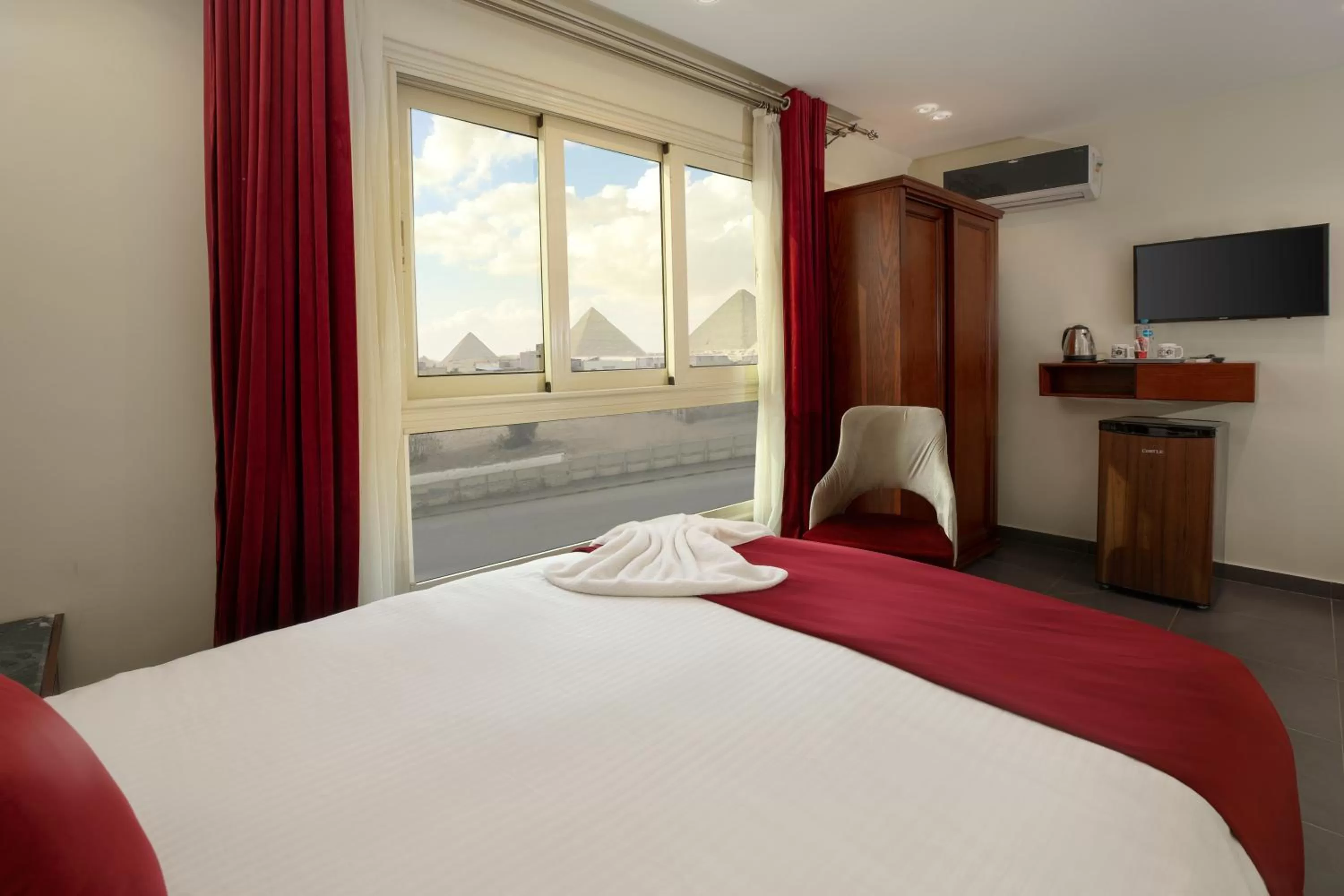 Communal lounge/ TV room, Bed in Brothers Pyramids View Hotel