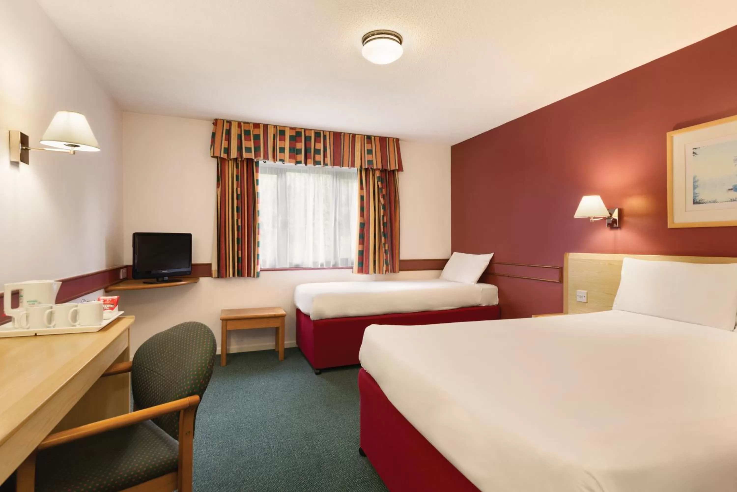 Photo of the whole room, Bed in Days Inn Hotel Bradford - Leeds