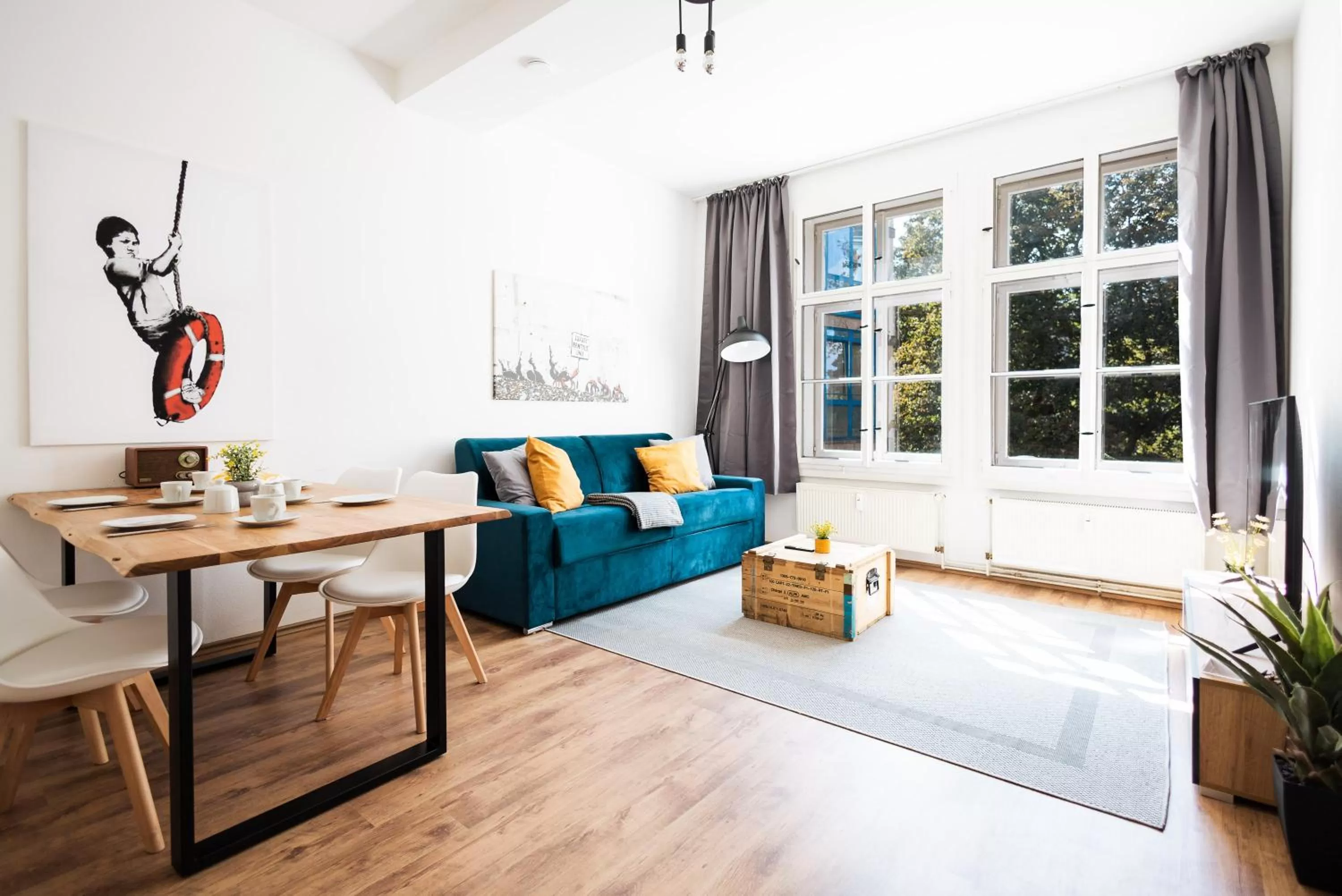 Living room, Seating Area in Ko-Living Space an der Oper - Street Art Design Apartments