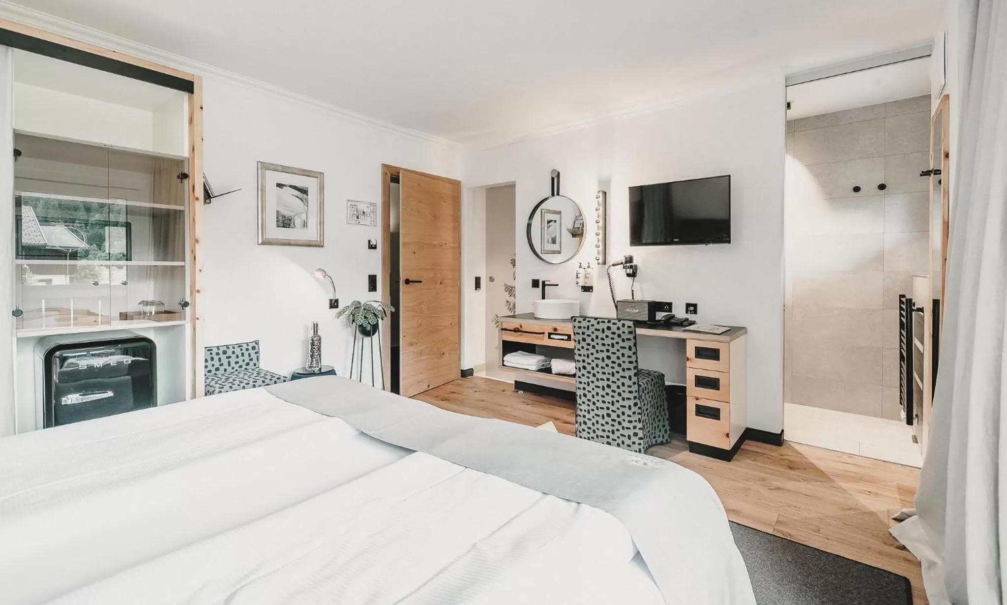 Photo of the whole room, TV/Entertainment Center in Hotel & Appartements Tiroler Buam