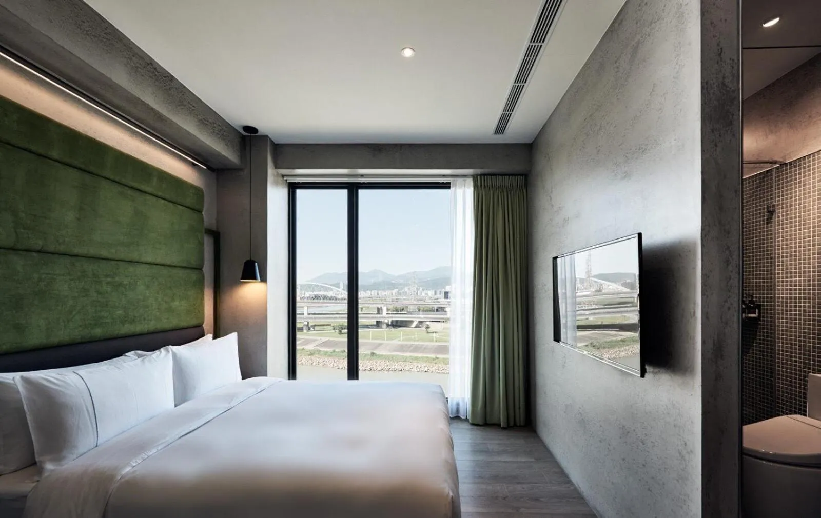 Shower, Bed in Waterfront Hotel