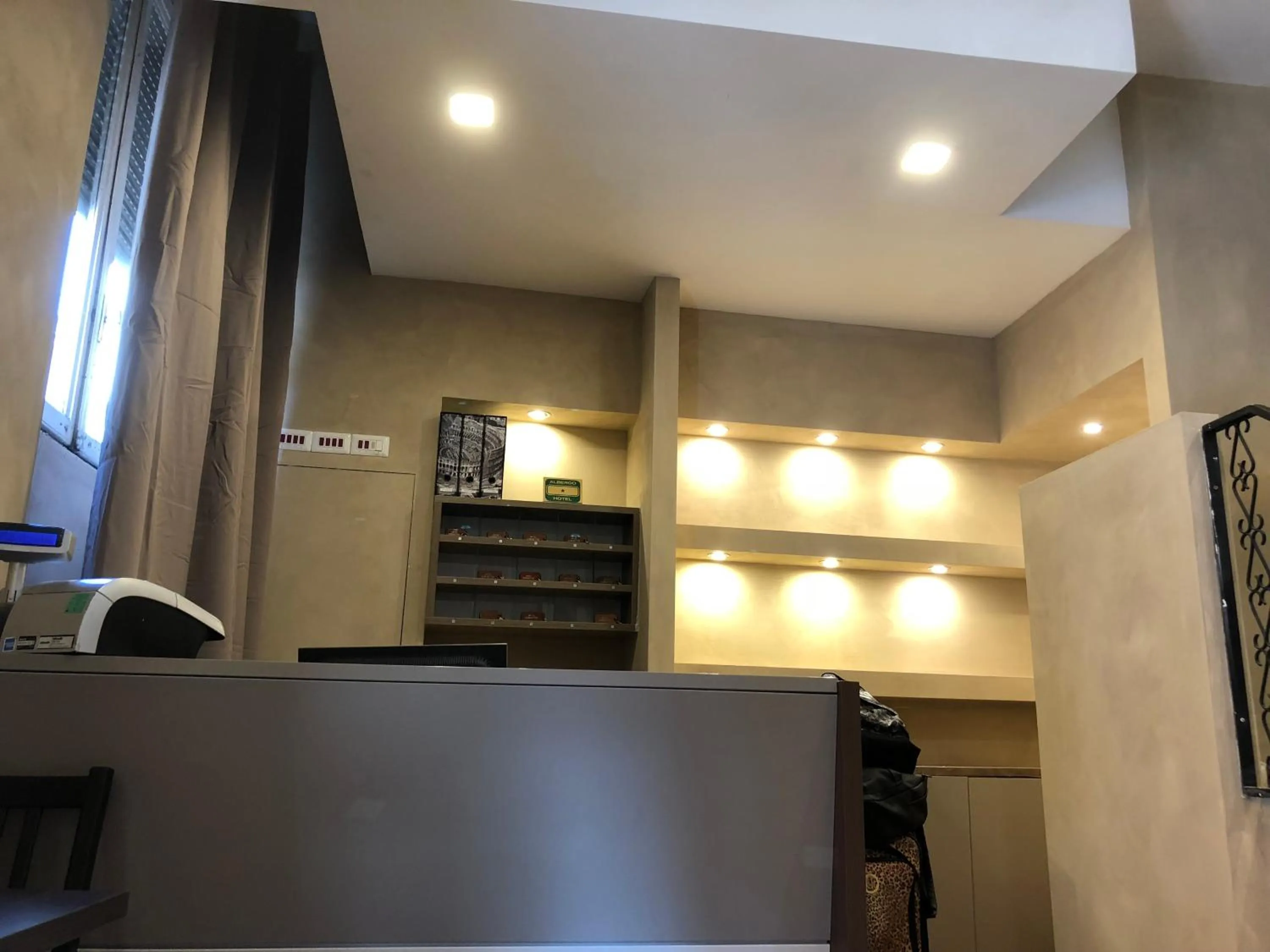 Communal lounge/ TV room in Albergo Corvetto Corso Lodi