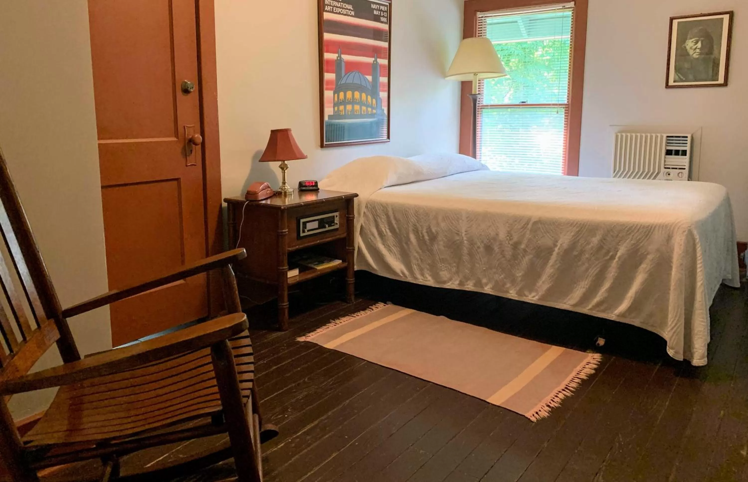 Bedroom, Bed in Lakeside Inn