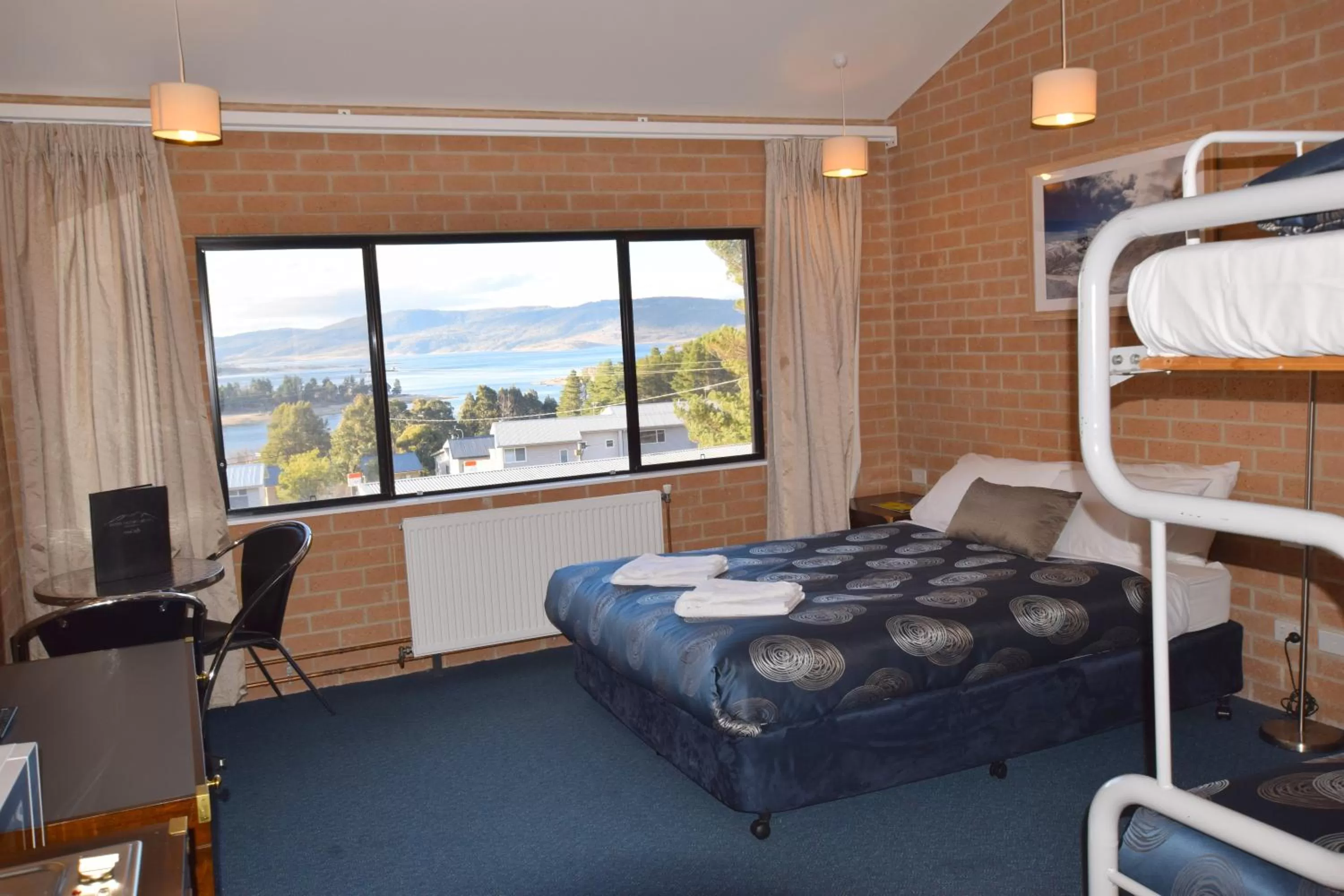 Photo of the whole room, Bed in Alpine Resort Motel