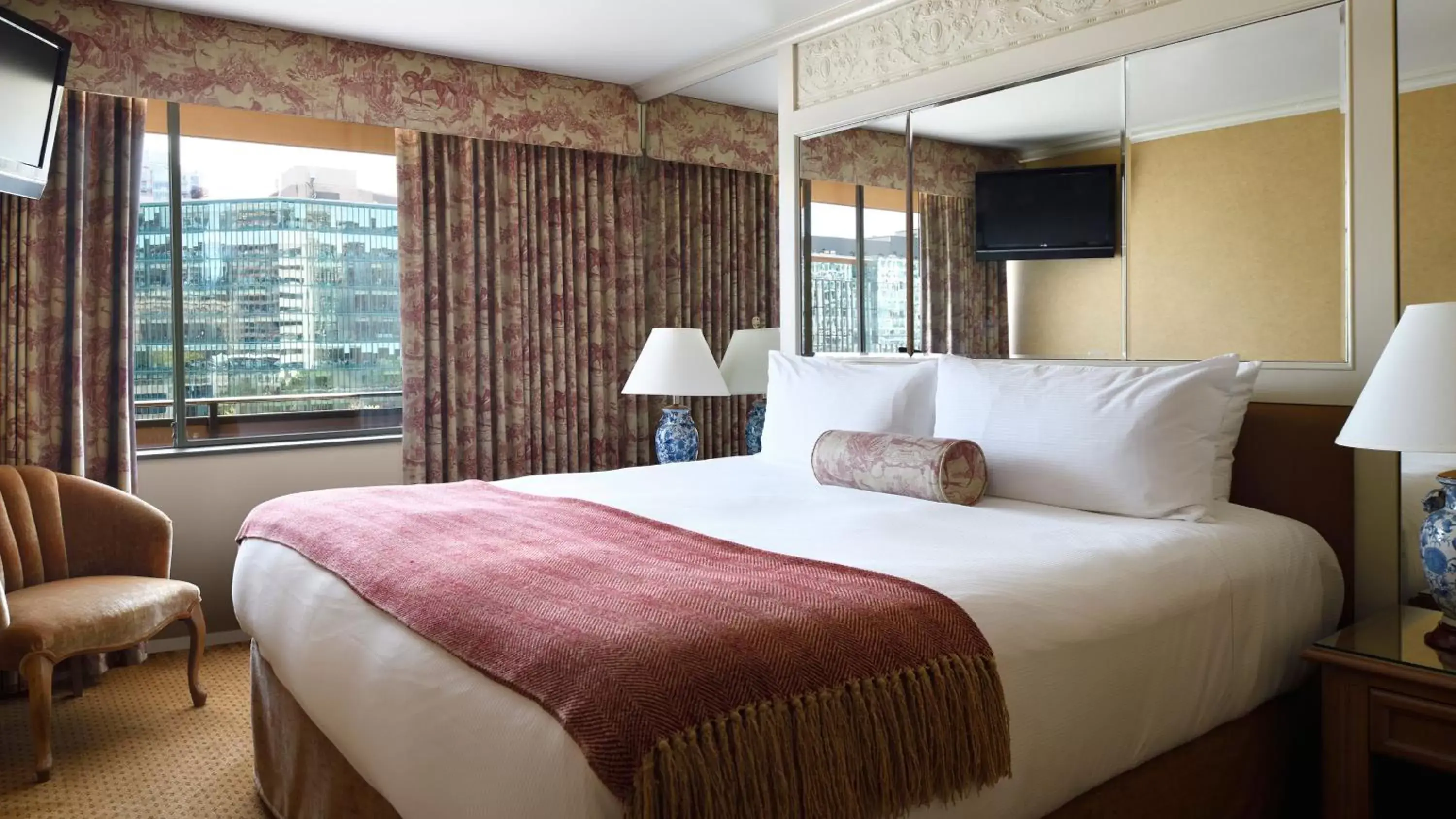 Deluxe One-Bedroom Suite in Wedgewood Hotel & Spa - Relais & Chateaux Deluxe One-Bedroom Suite in Wedgewood Hotel & Spa - Relais & Chateaux