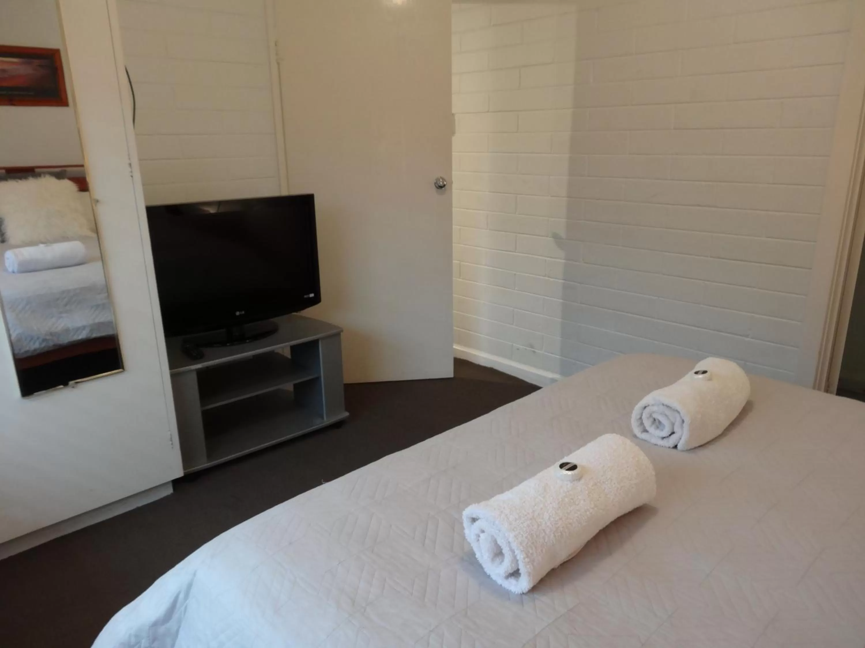 Bedroom, TV/Entertainment Center in Archipelago Apartments Esperance