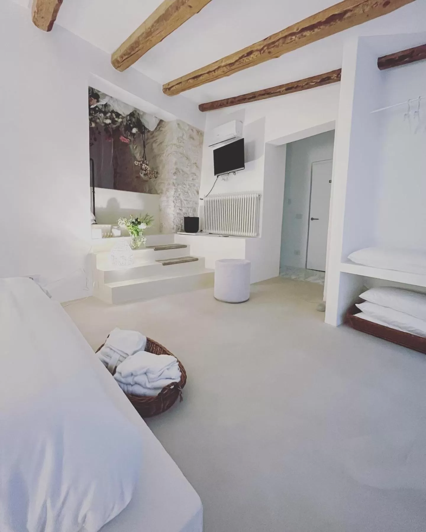 Hydria guest house art gallery