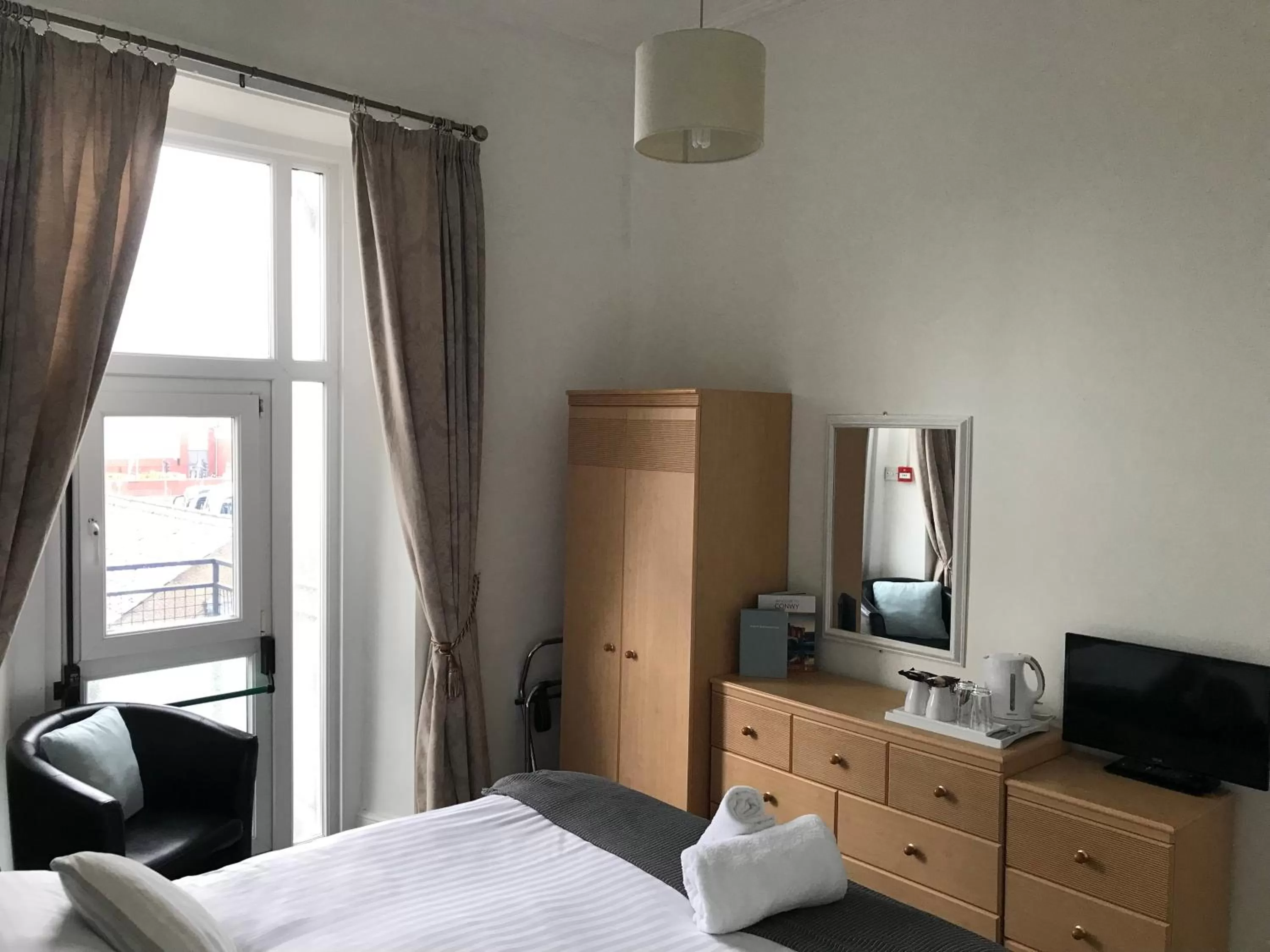 Bedroom, Bed in The Oasis Hotel