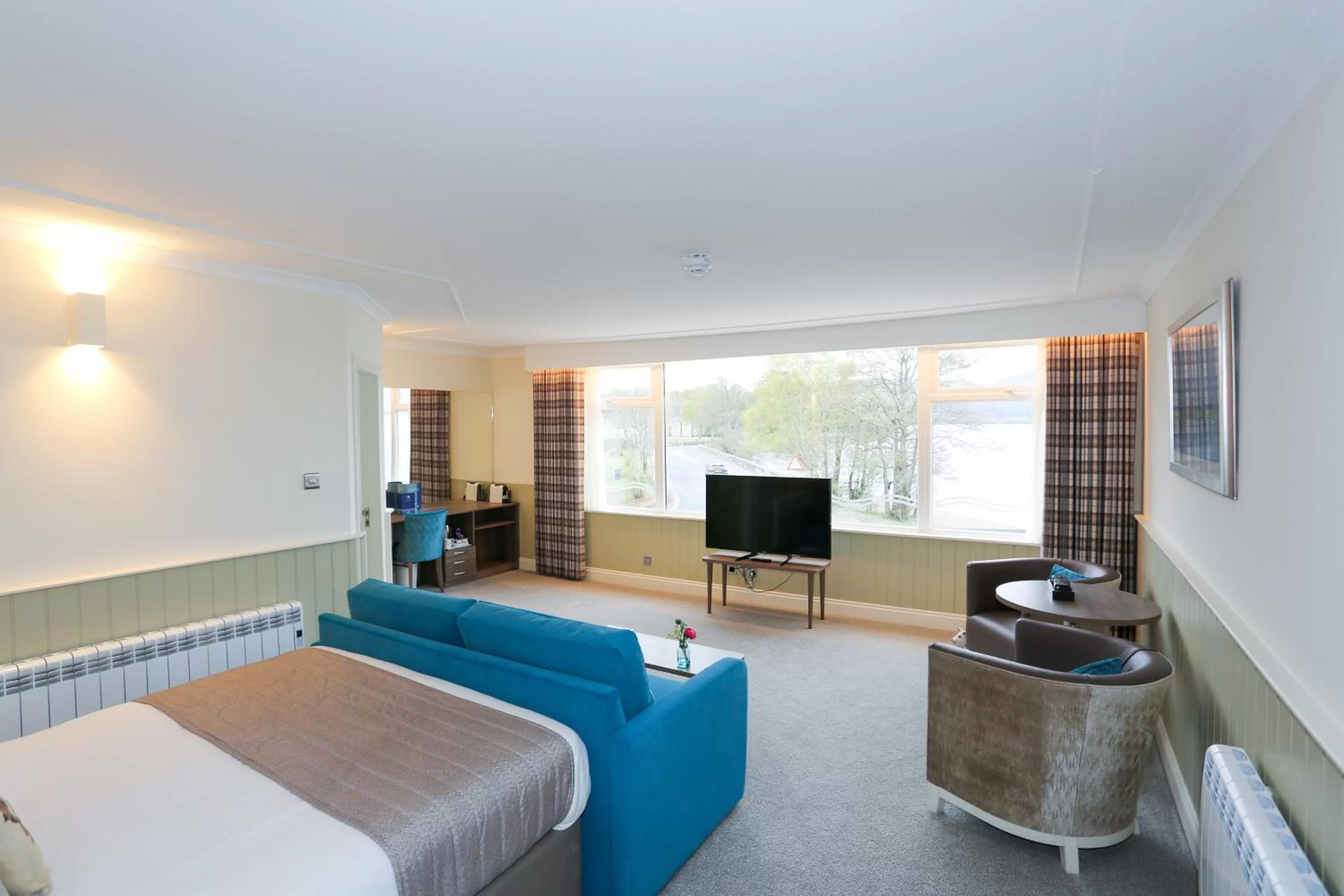 Photo of the whole room, Bed in Duck Bay Hotel & Restaurant