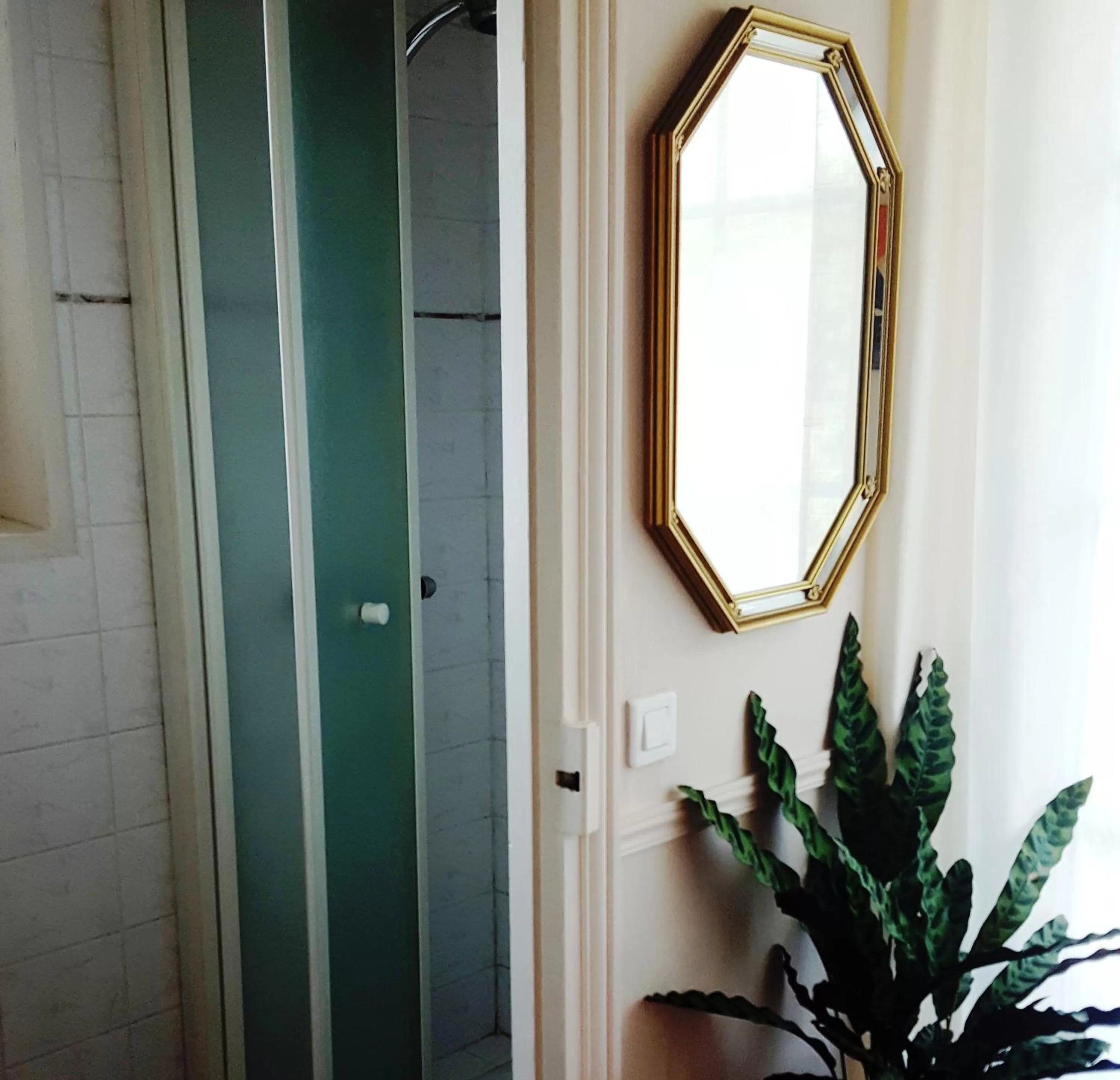 Bathroom in Apakabar Homestay - proche gare Melun, parking privé, Netflix