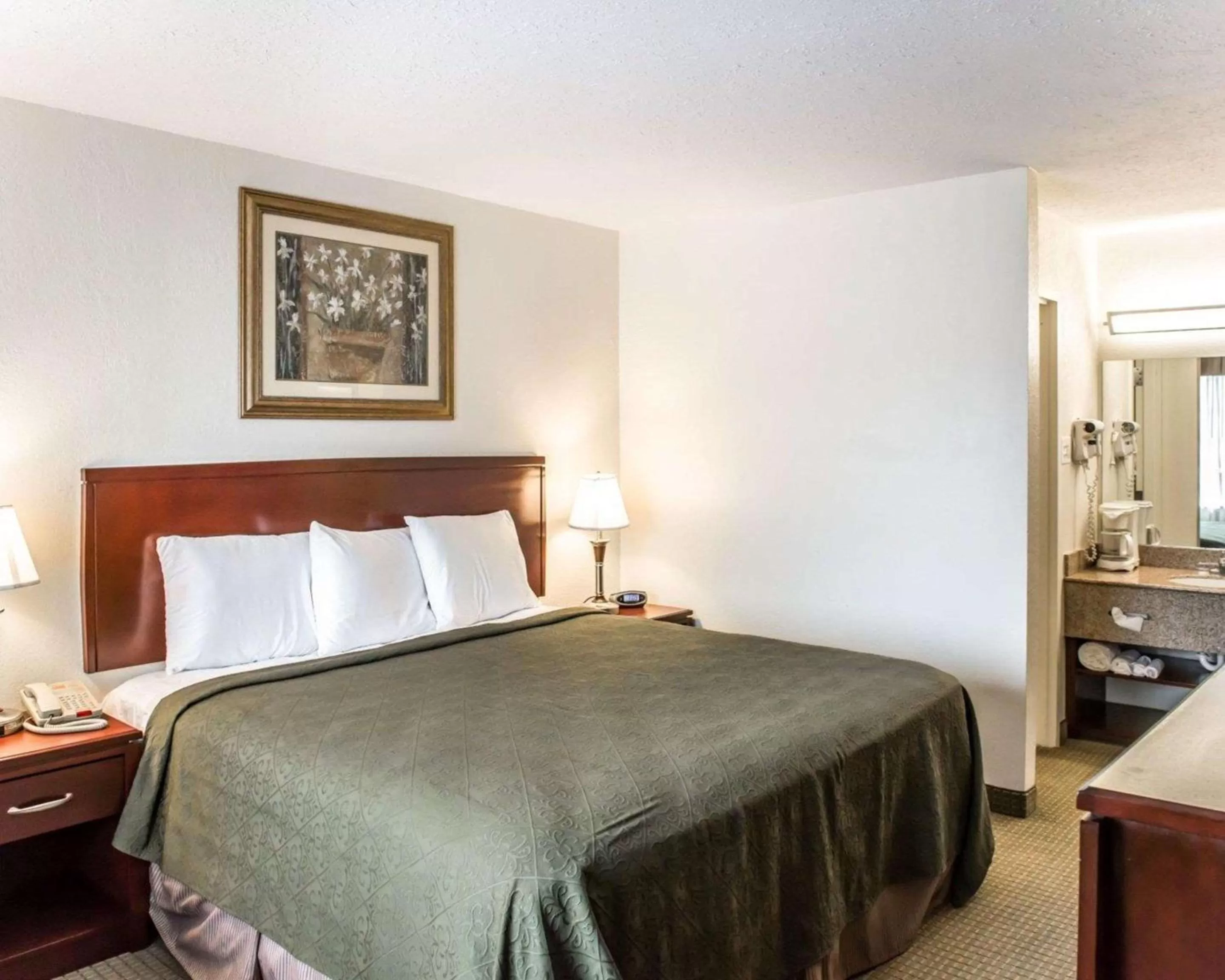 Photo of the whole room, Bed in Econo Lodge Monticello