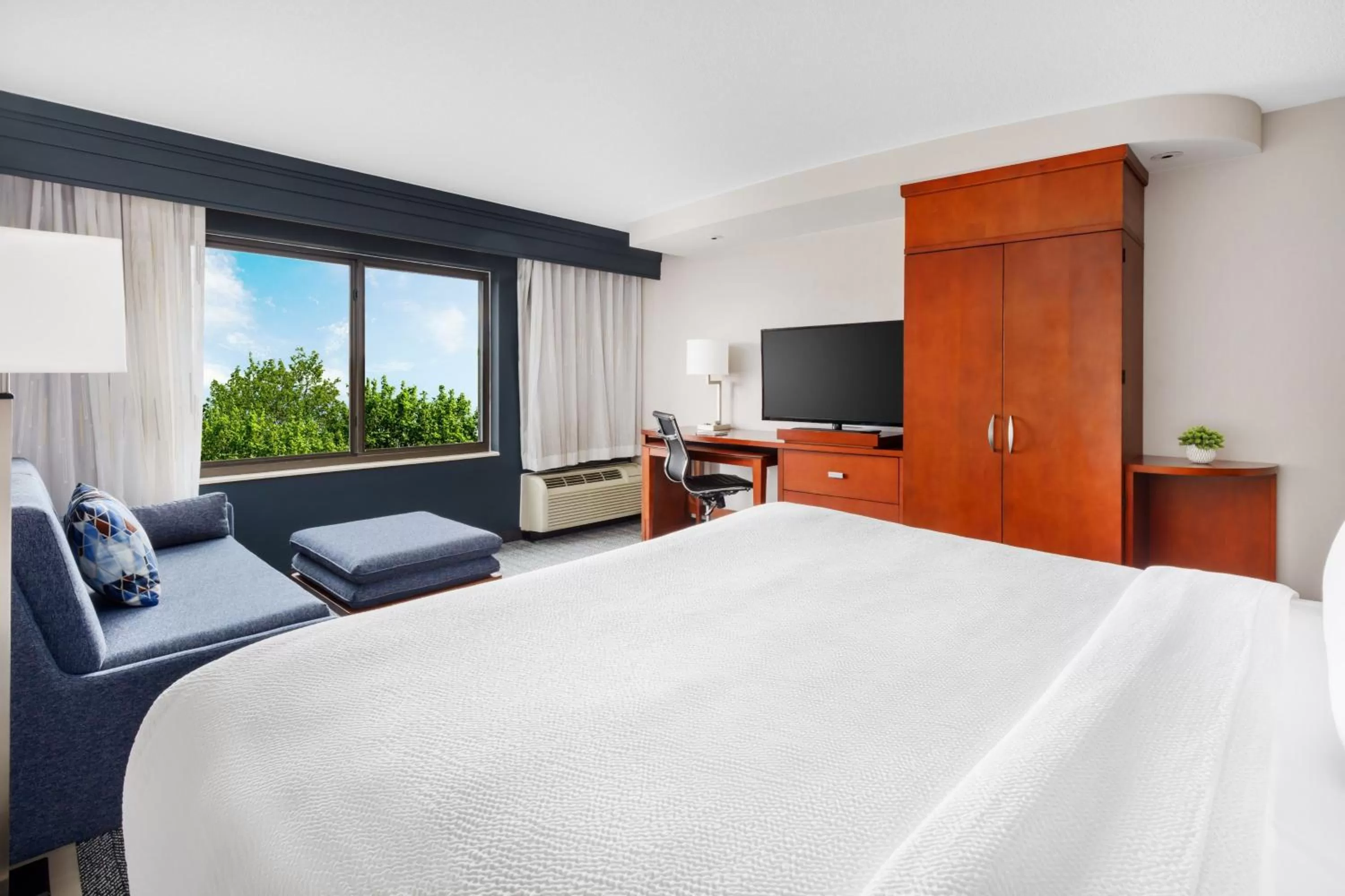 Photo of the whole room, Bed in Courtyard Manchester-Boston Regional Airport