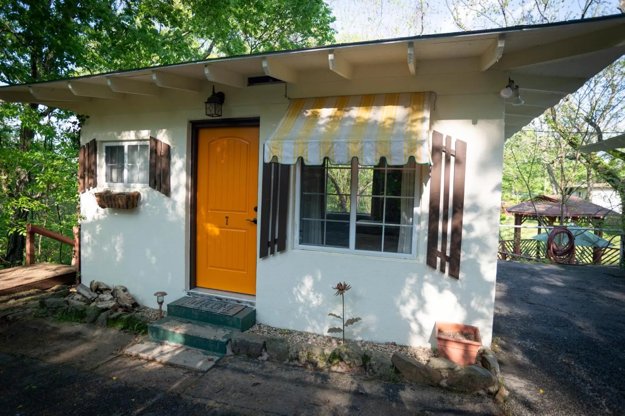 Property building in Sherwood Court Cottages & Guest Rooms