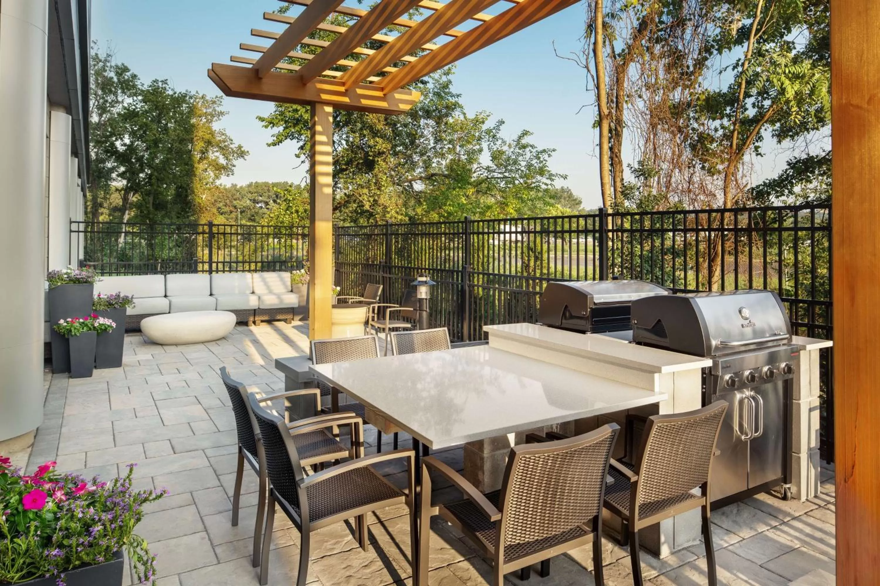 Dining area in Homewood Suites By Hilton Teaneck Glenpointe