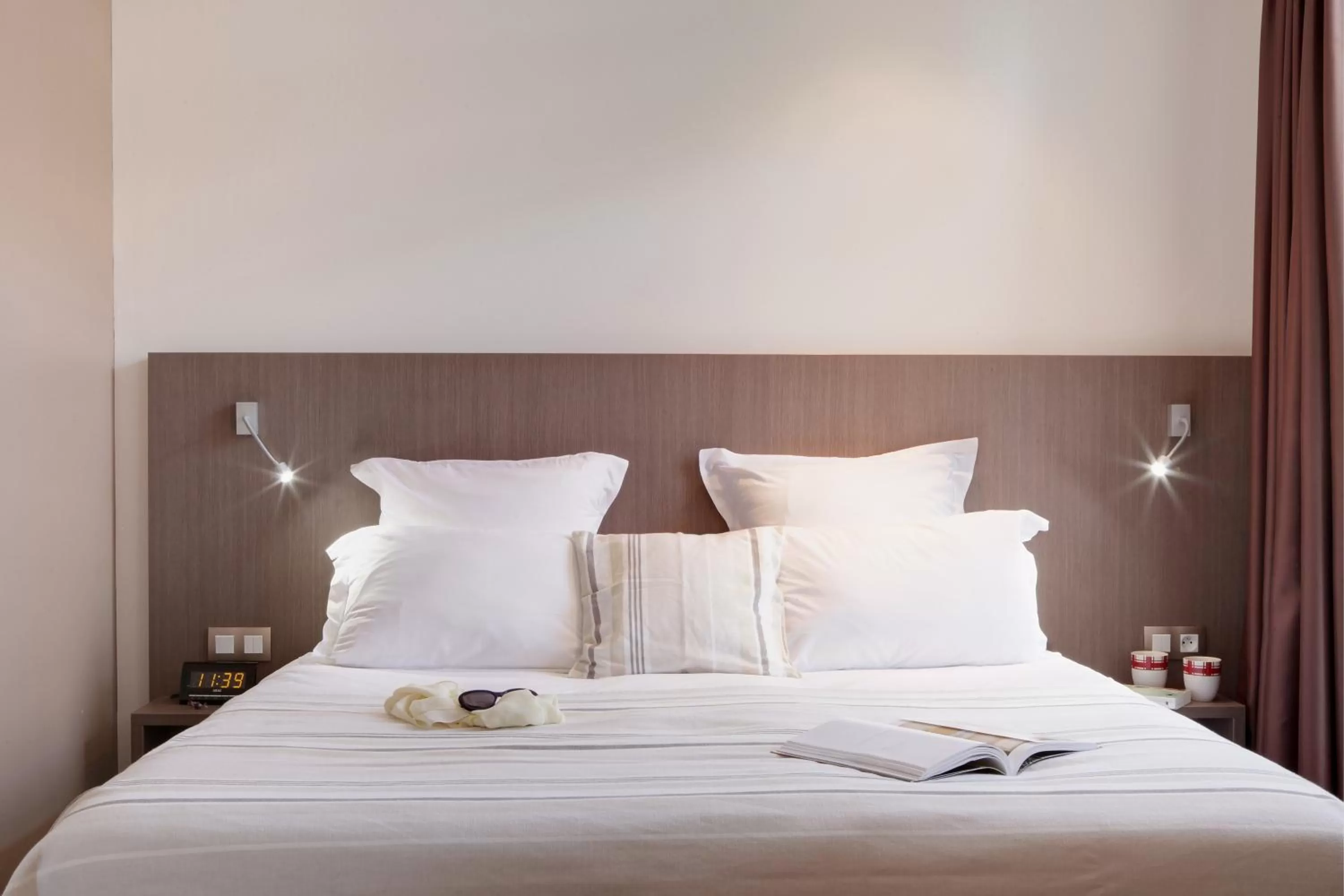 Bed in Hôtel Le Benhuyc