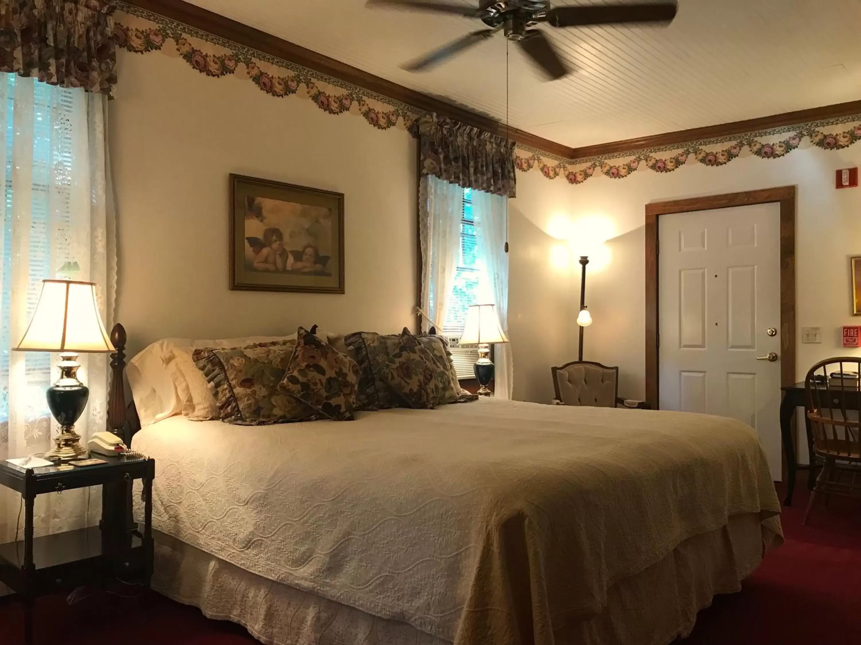 King Room - Disability Access in Palmer House Inn King Room - Disability Access in Palmer House Inn