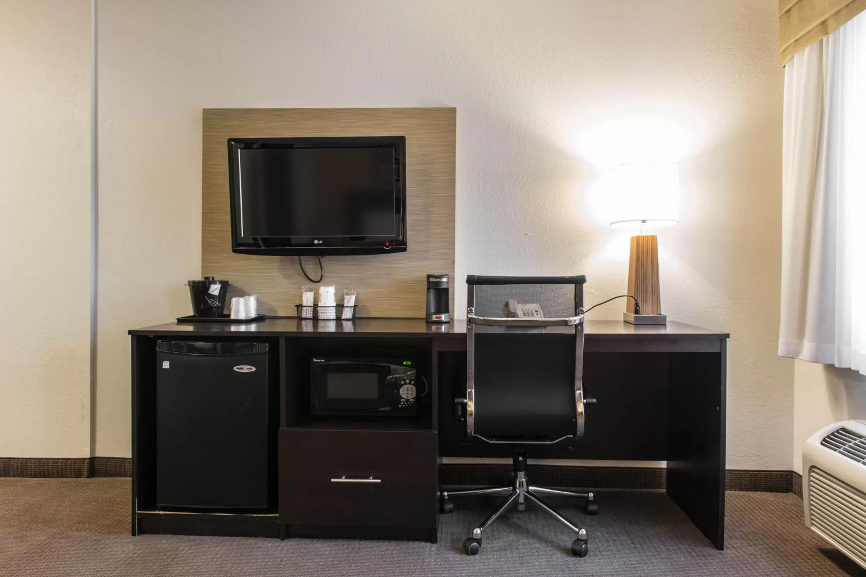 TV and multimedia in MainStay Suites Pittsburgh Airport