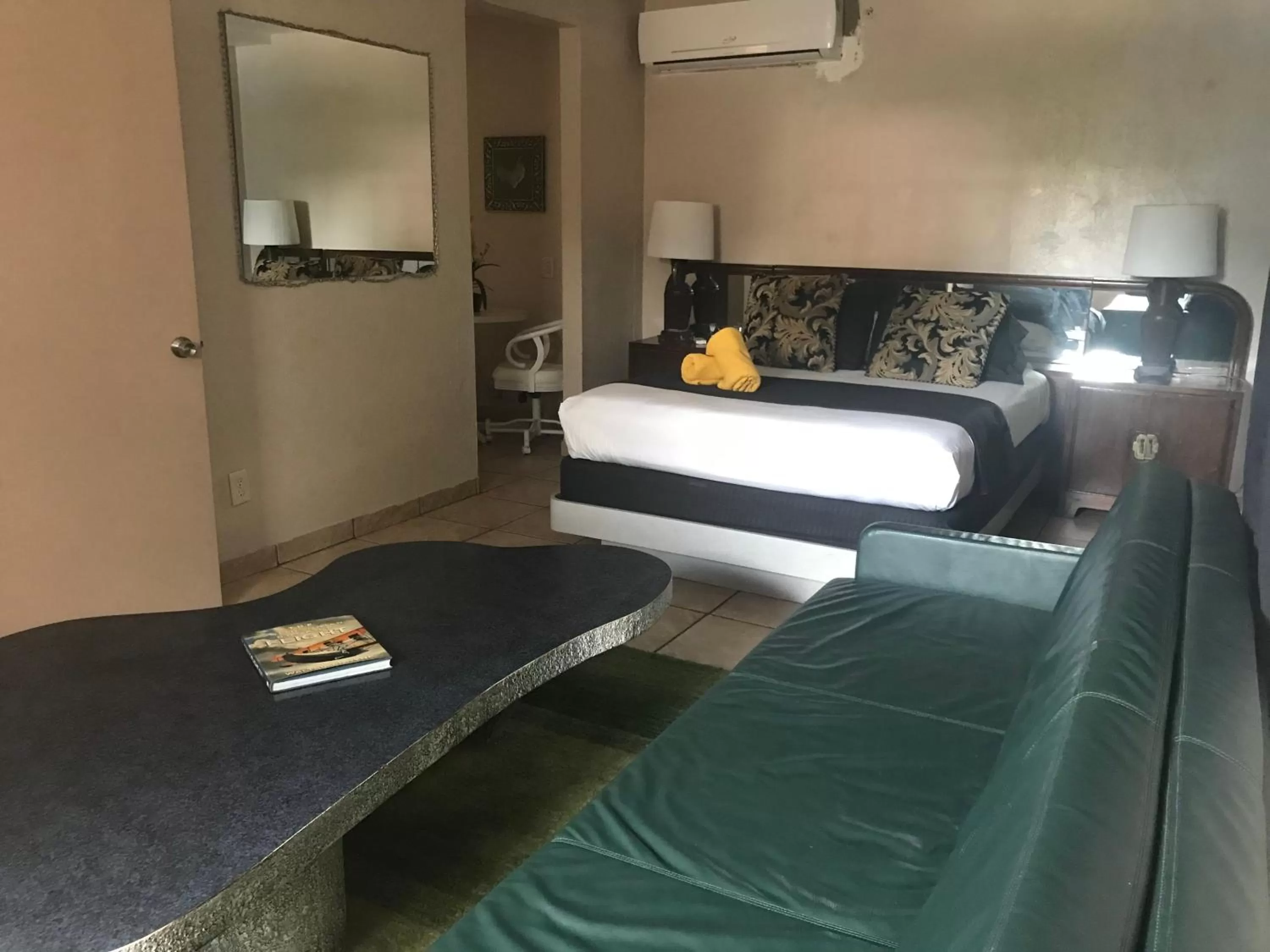 Seating area, Bed in INN LEATHER GUEST HOUSE-GAY MALE ONLY