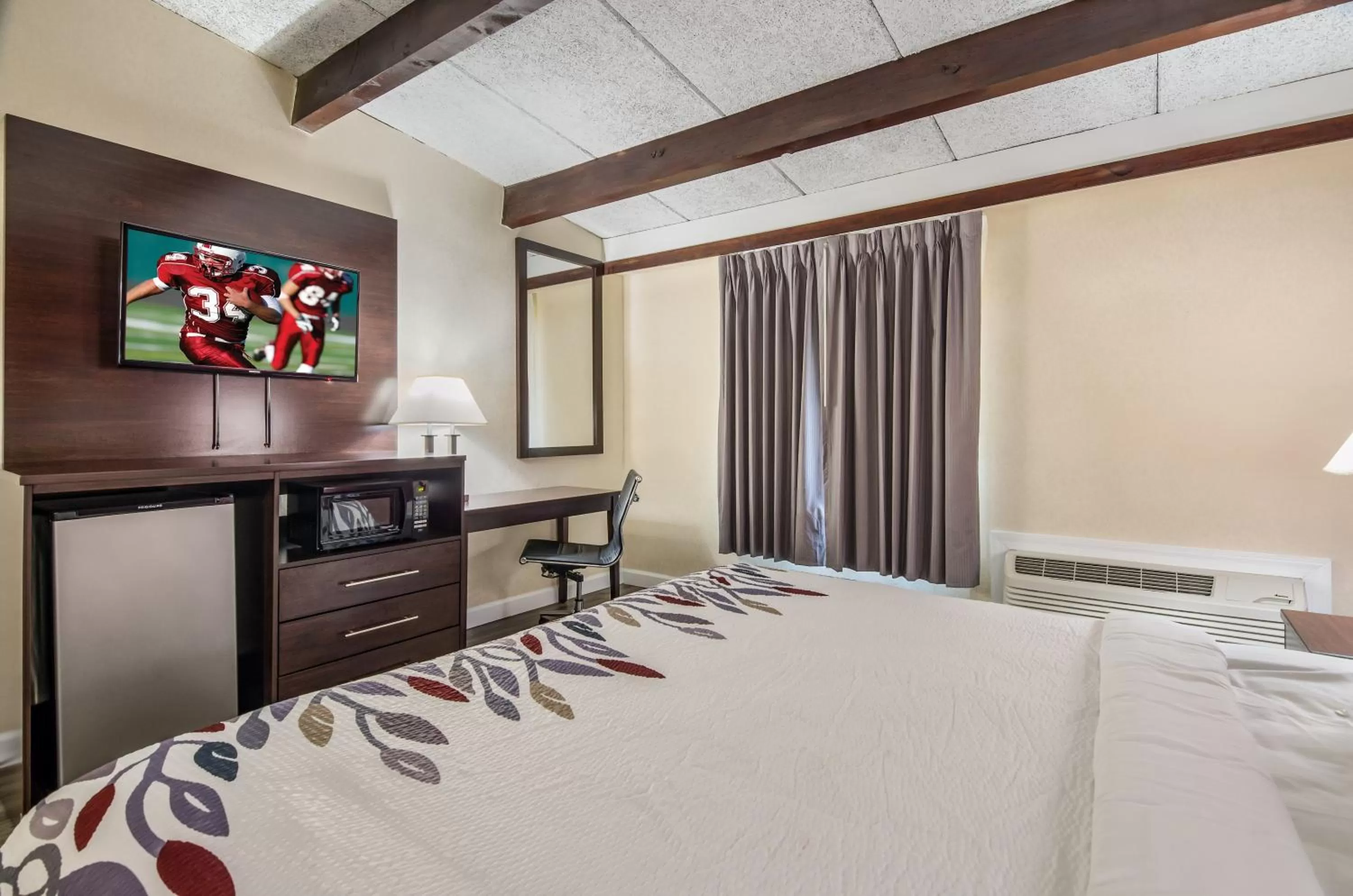 Bedroom, Bed in Red Roof Inn Madison Heights, VA