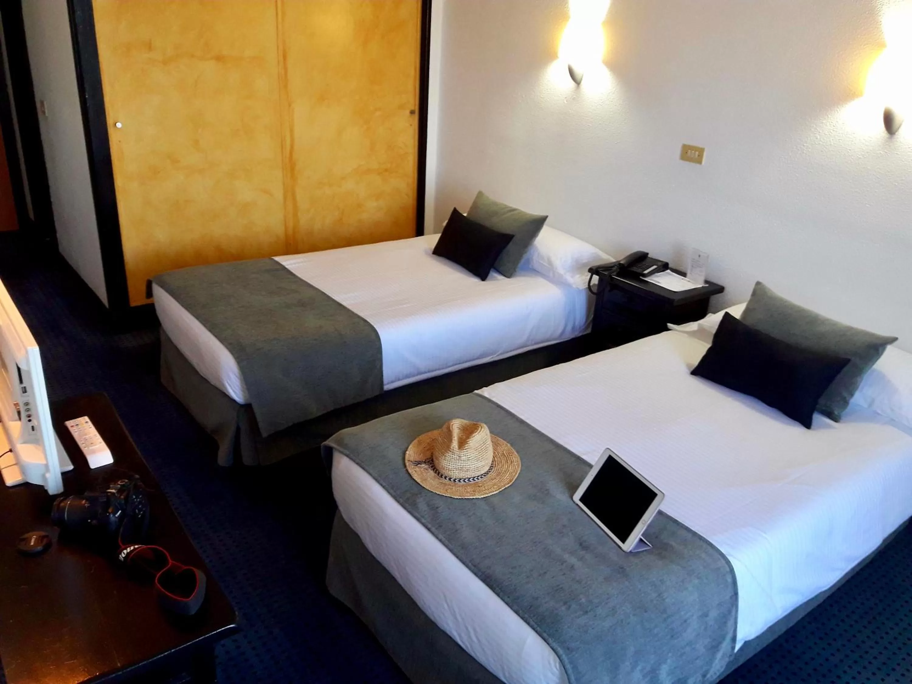 Photo of the whole room, Bed in Hotel Miramar