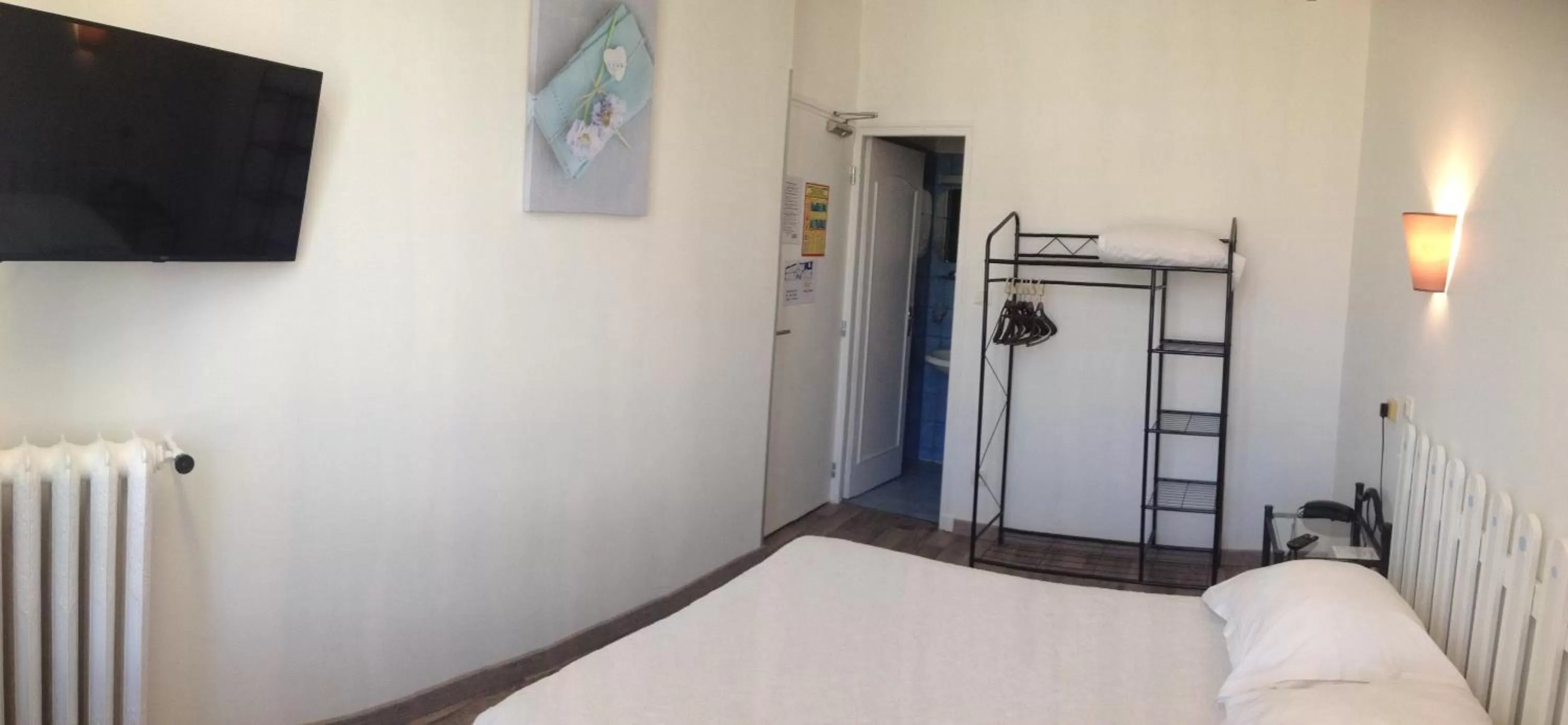 Photo of the whole room, Bed in Au Nouvel Hôtel