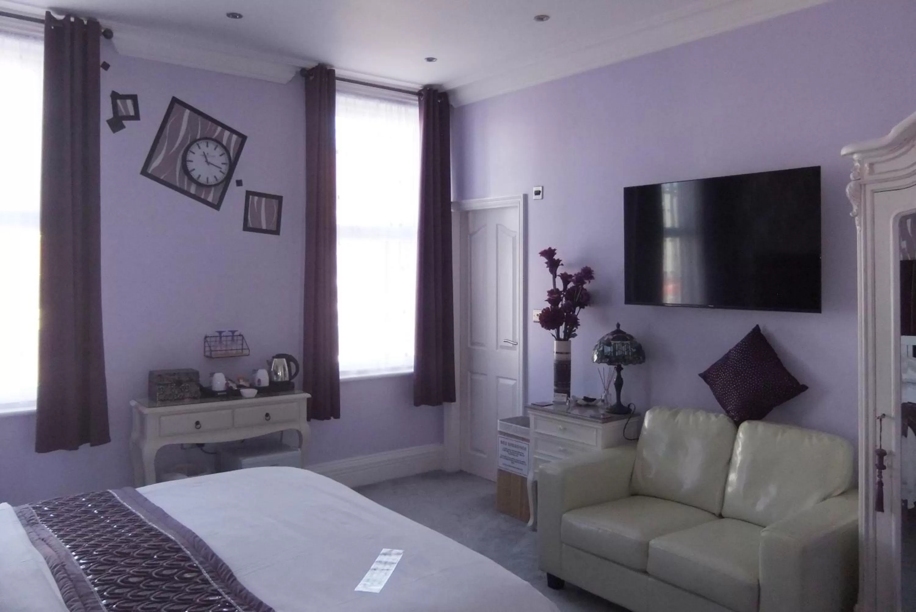 Photo of the whole room, Bed in FourRooms - Couples Only