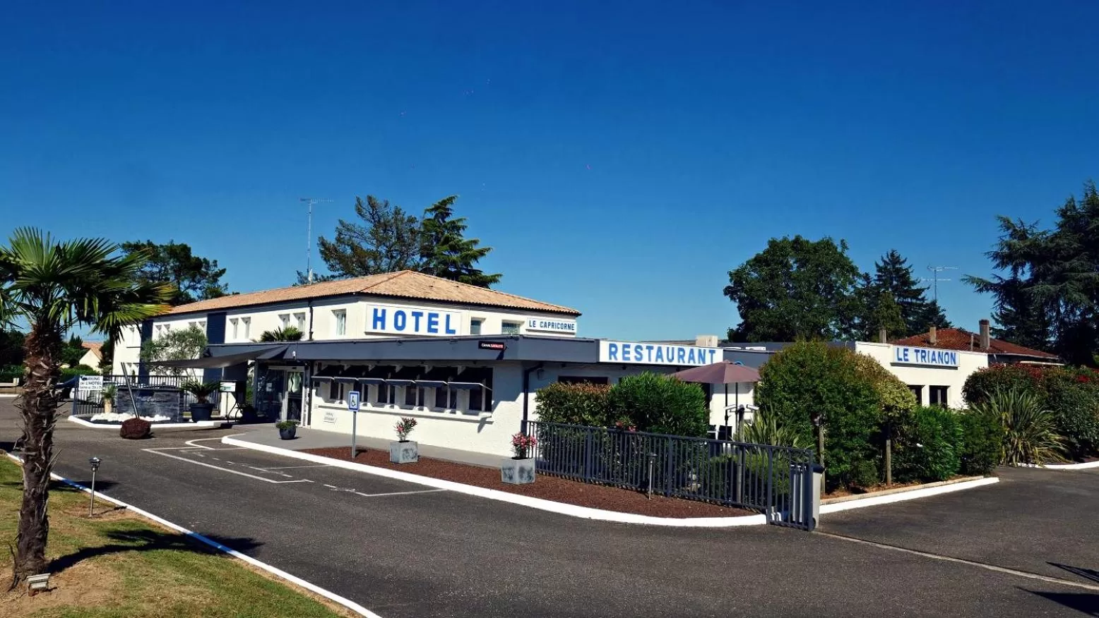 Facade/entrance in Citotel Hôtel Le Capricorne