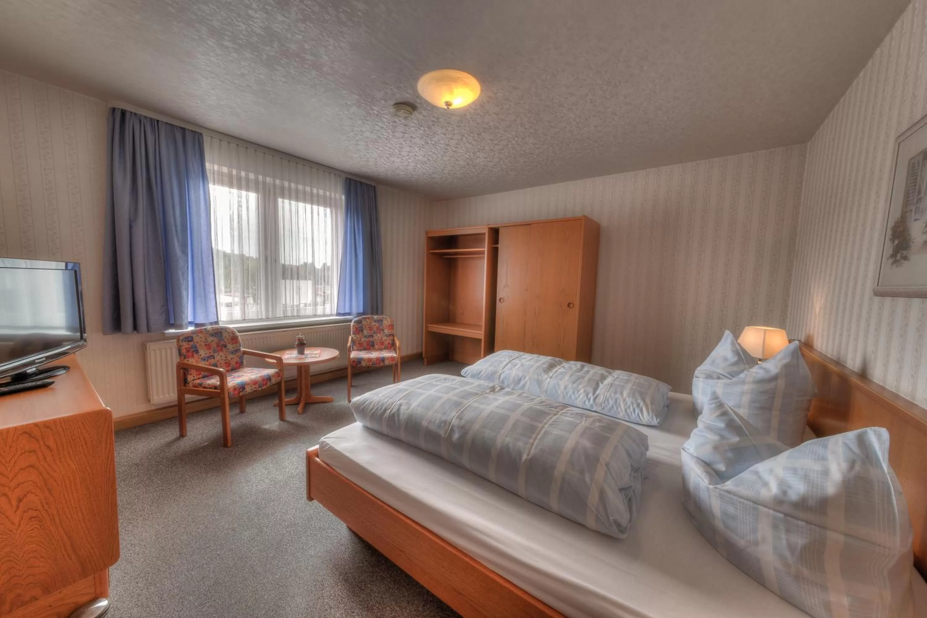 Photo of the whole room, Bed in Hotel - Pension & Gaststätte "Alter König"