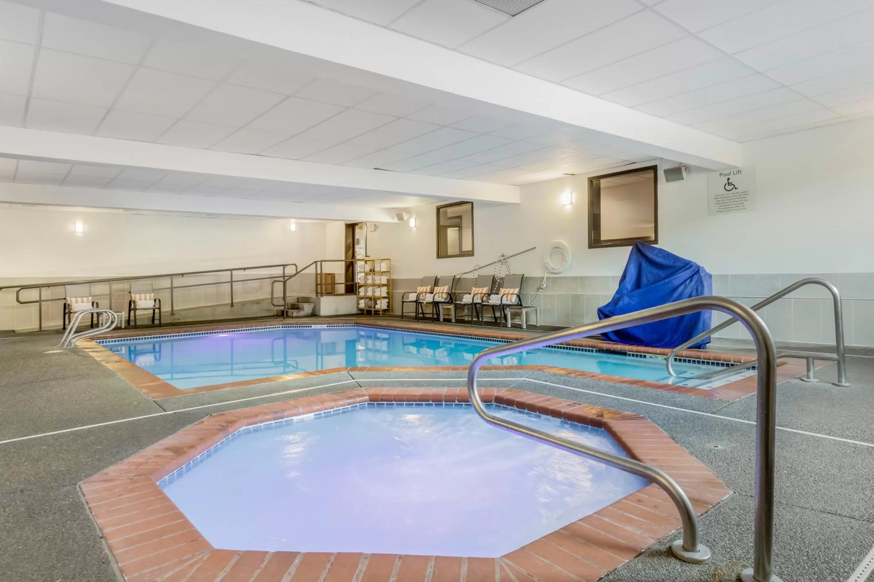 Hot Tub in Comfort Inn & Suites Pacific - Auburn