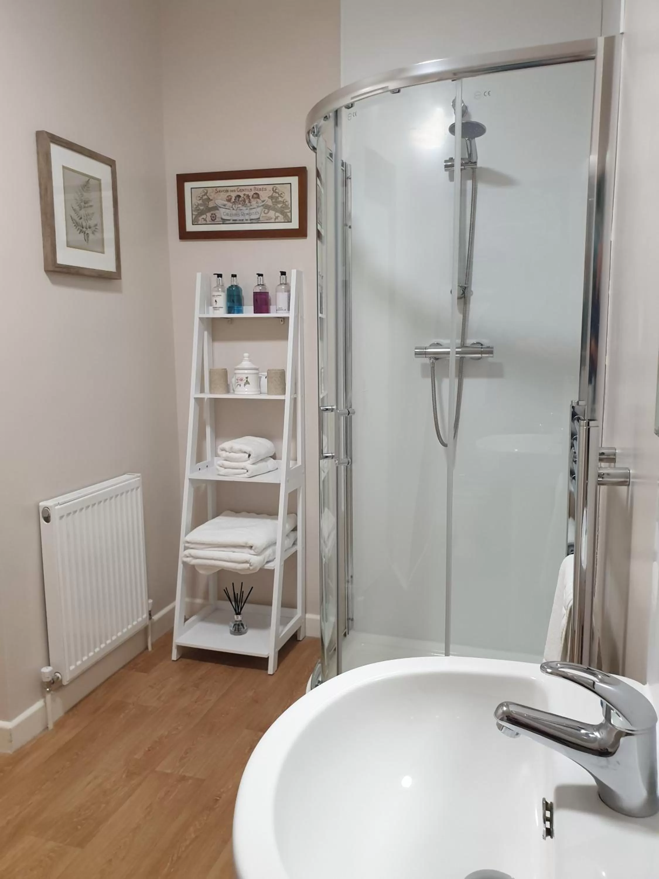 Bathroom in The Clarendon Country Pub with rooms