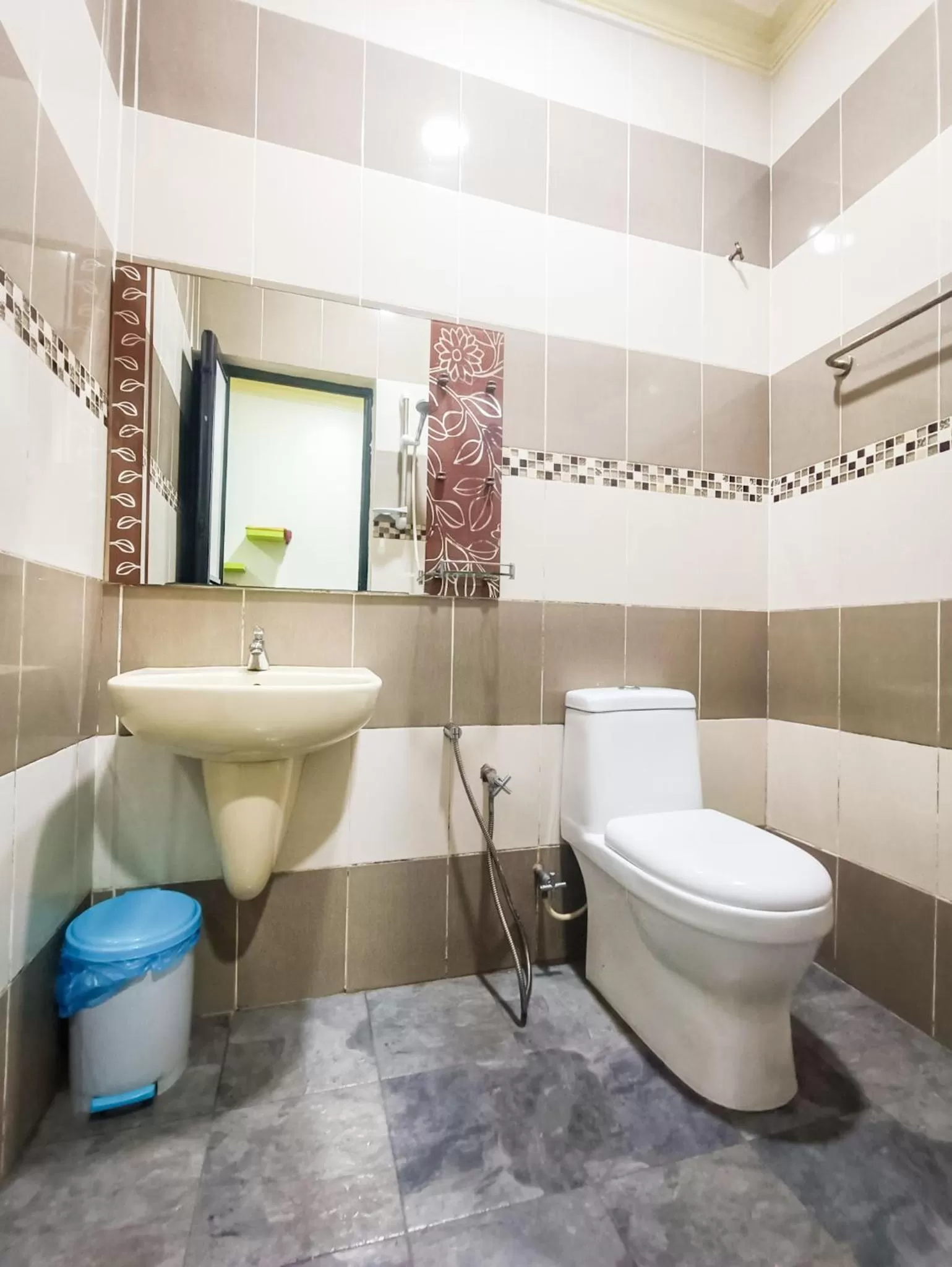 Shower in PAKA DALYLA HOTEL