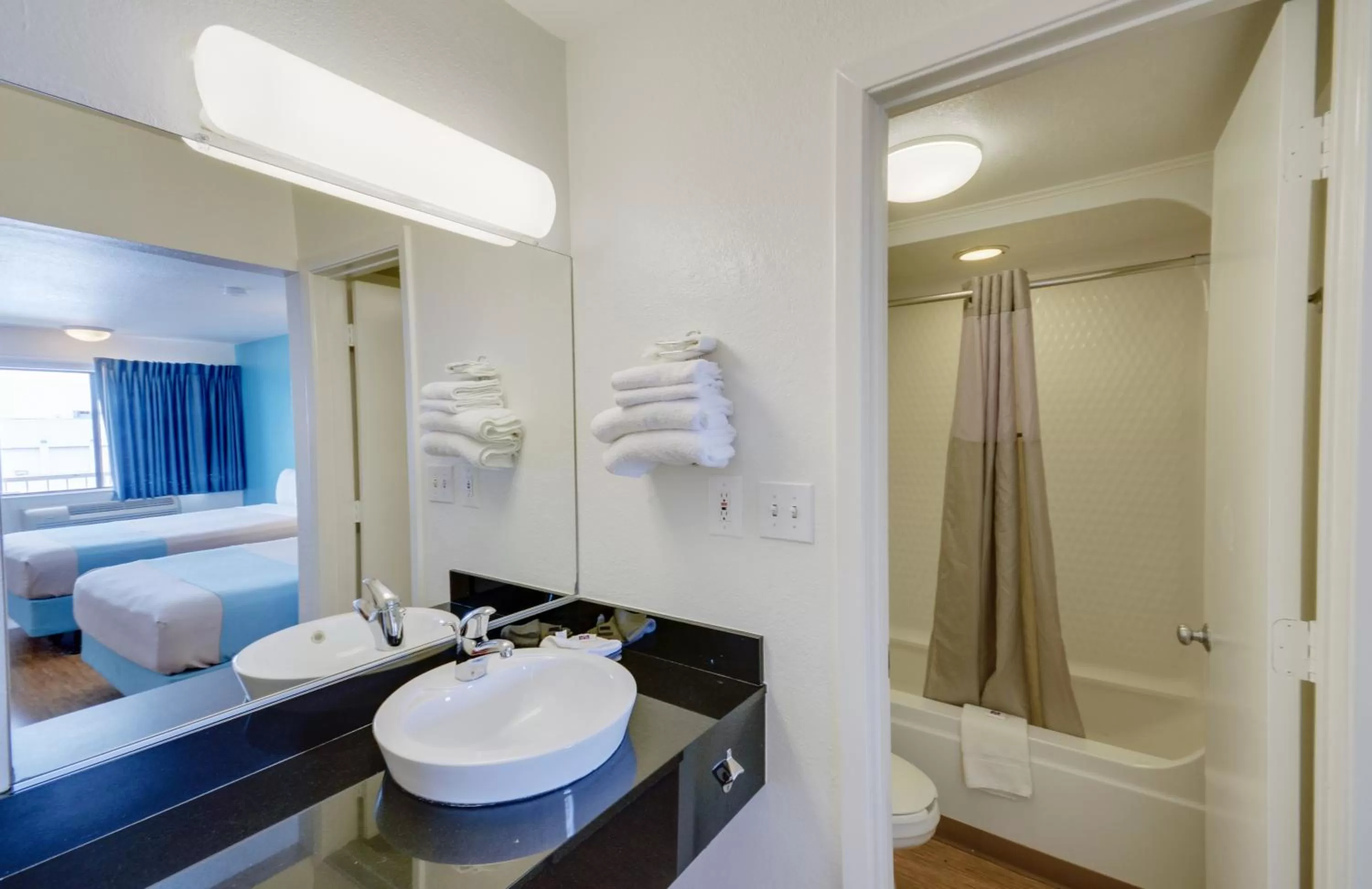 Shower, Bed in Motel 6-Webster, TX - Houston - Nasa Lake