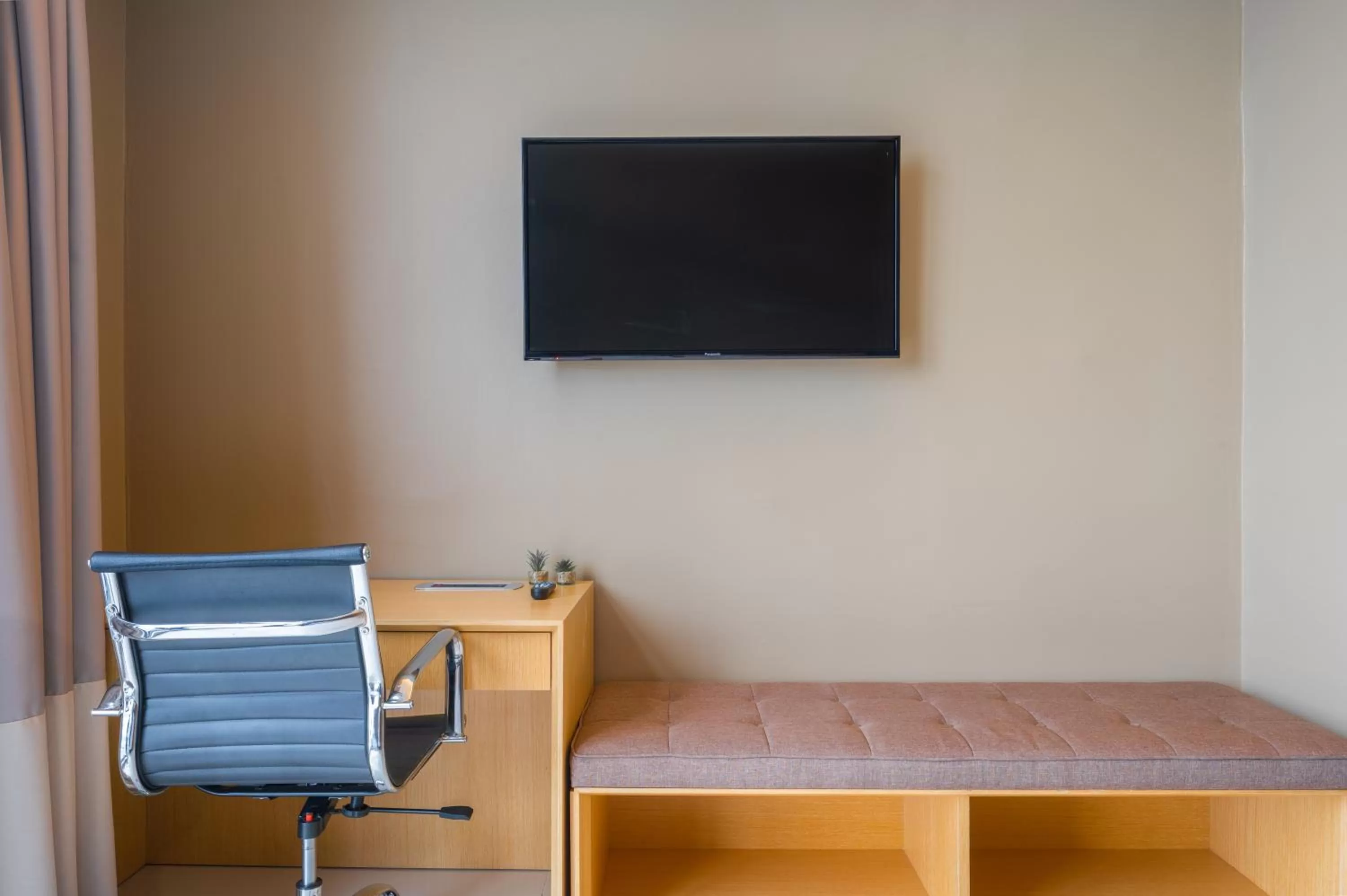 TV and multimedia in Greystone 99 Suites