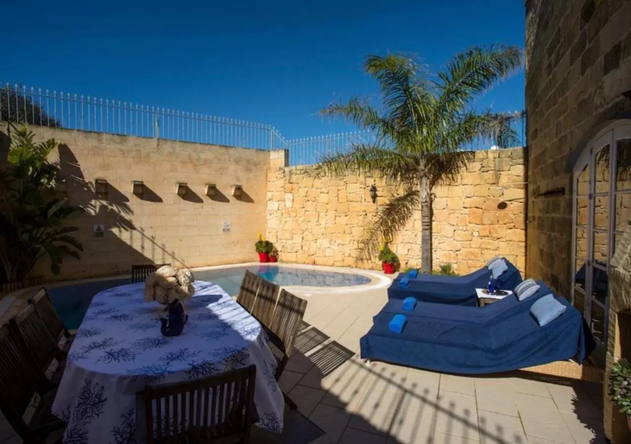 Pool view in Betty Cake B&B