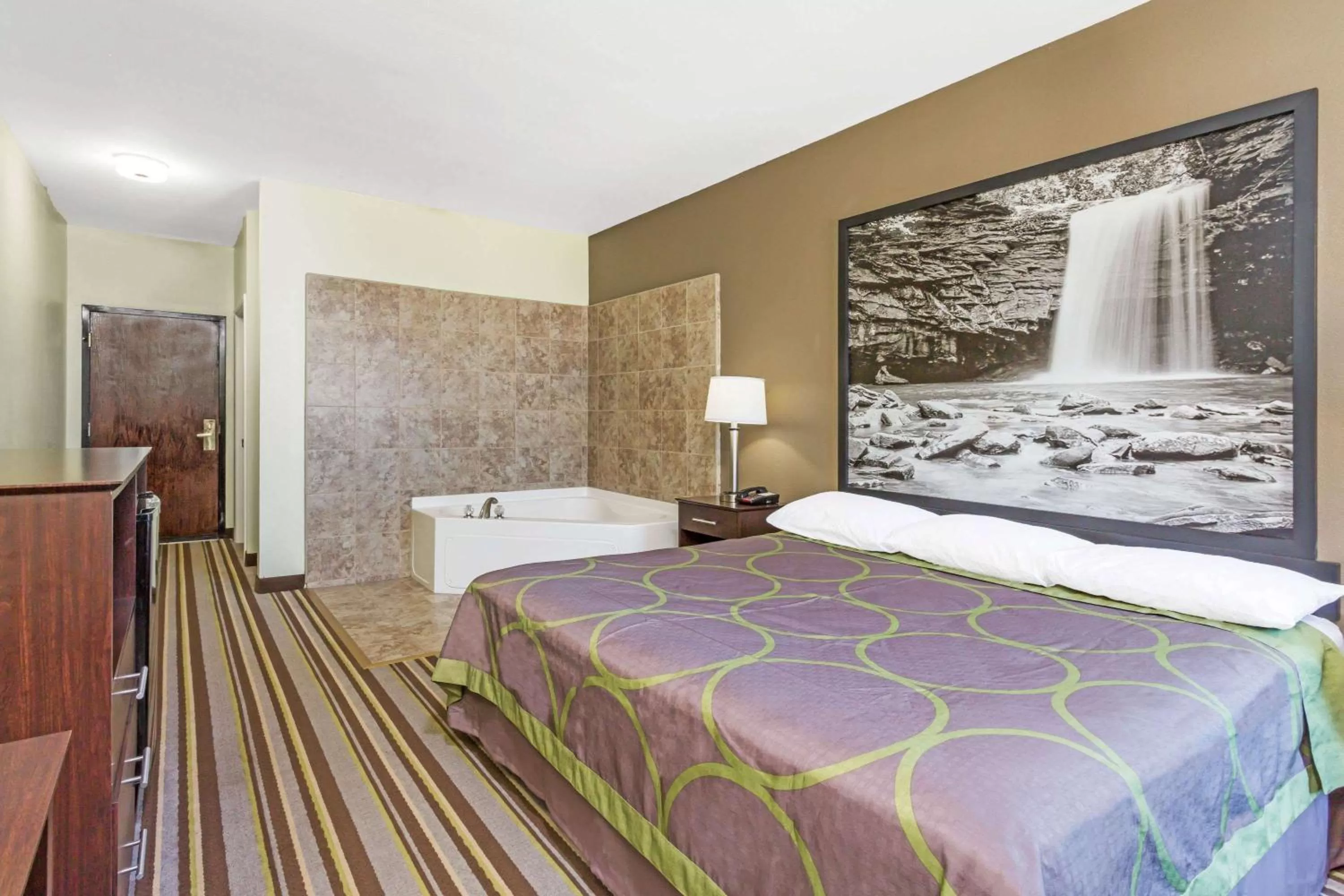 Photo of the whole room, Bed in Super 8 by Wyndham Hull Street Midlothian Richmond Area