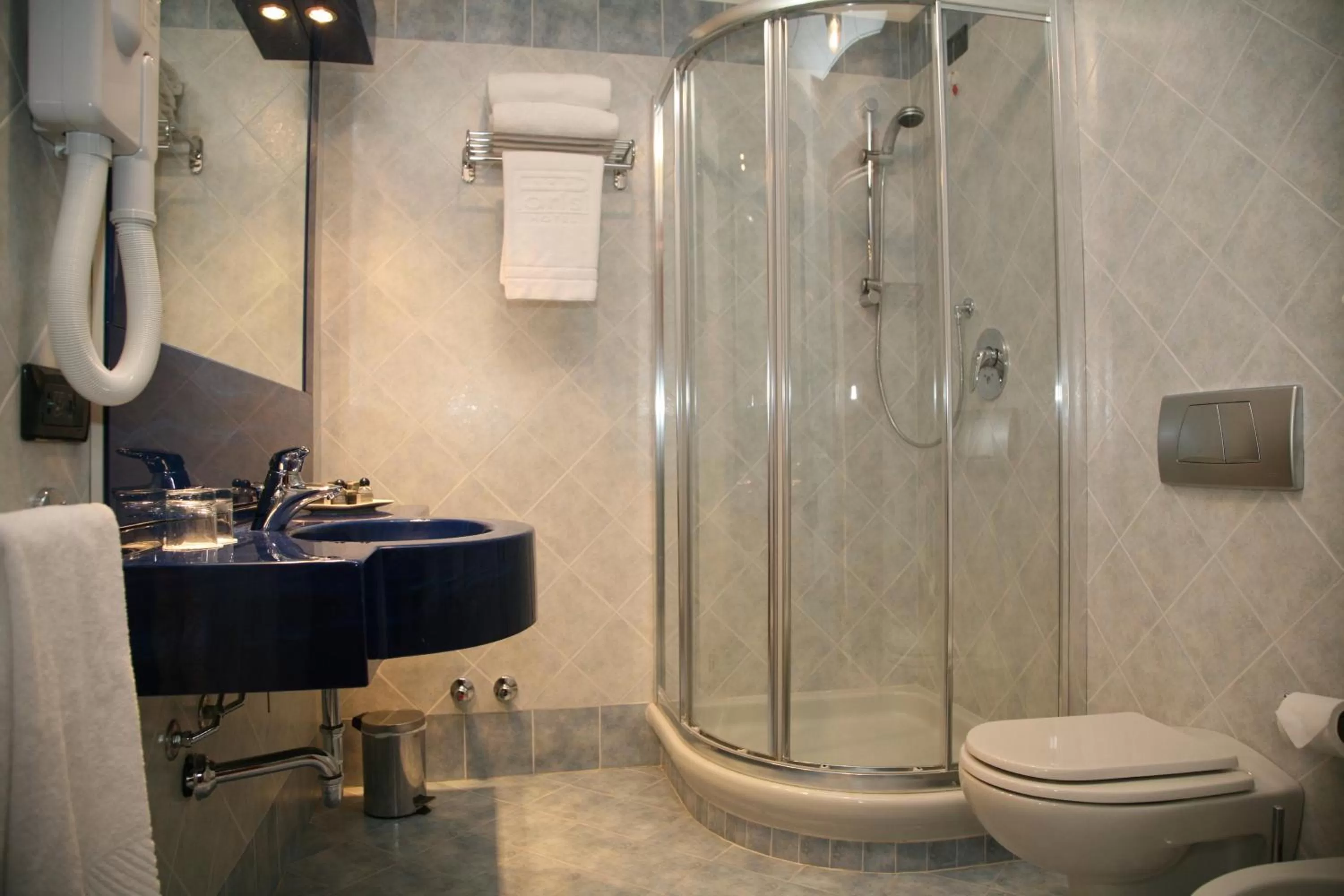 Shower in Hotel Parisi