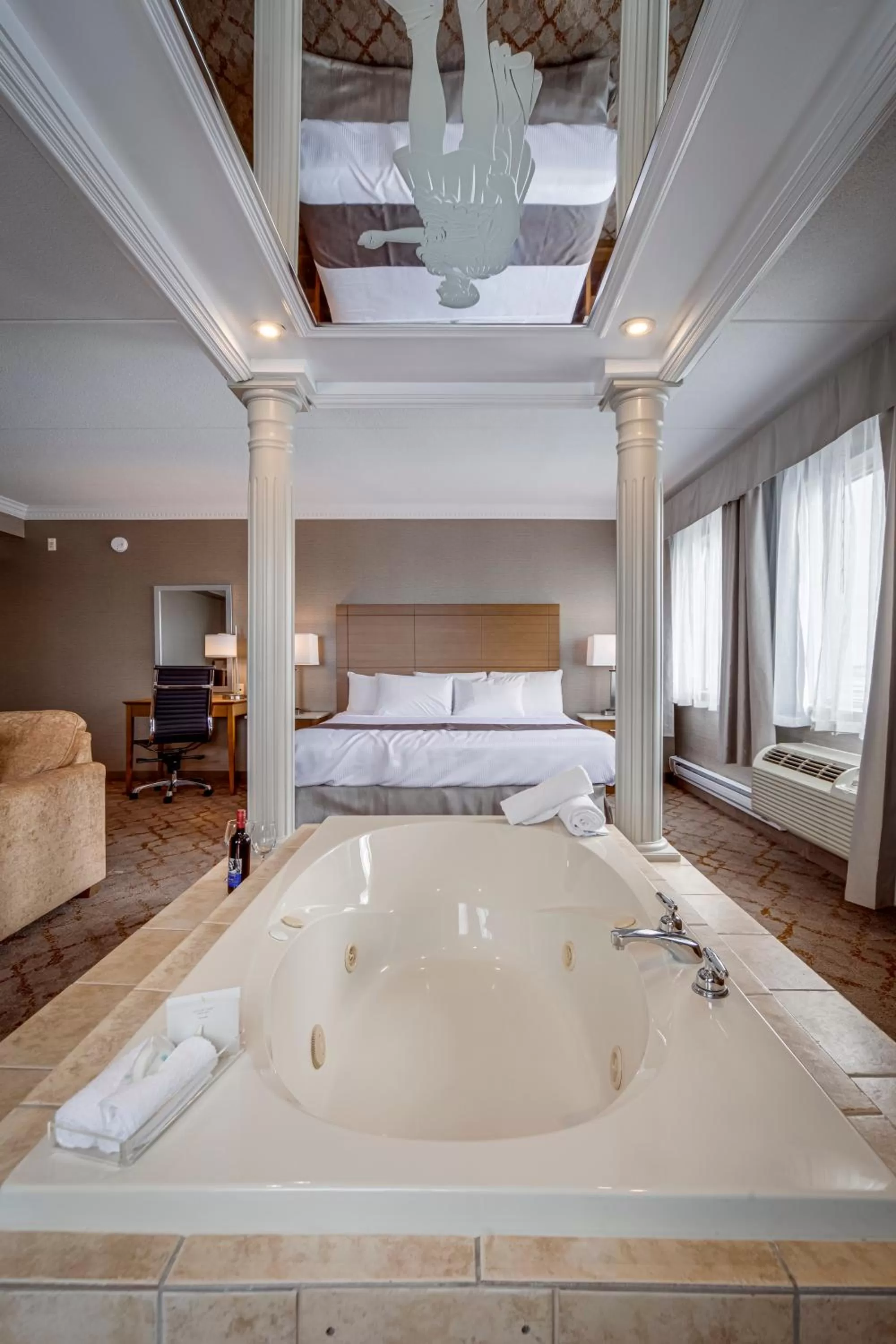 Bed in Monte Carlo Inn Vaughan Suites